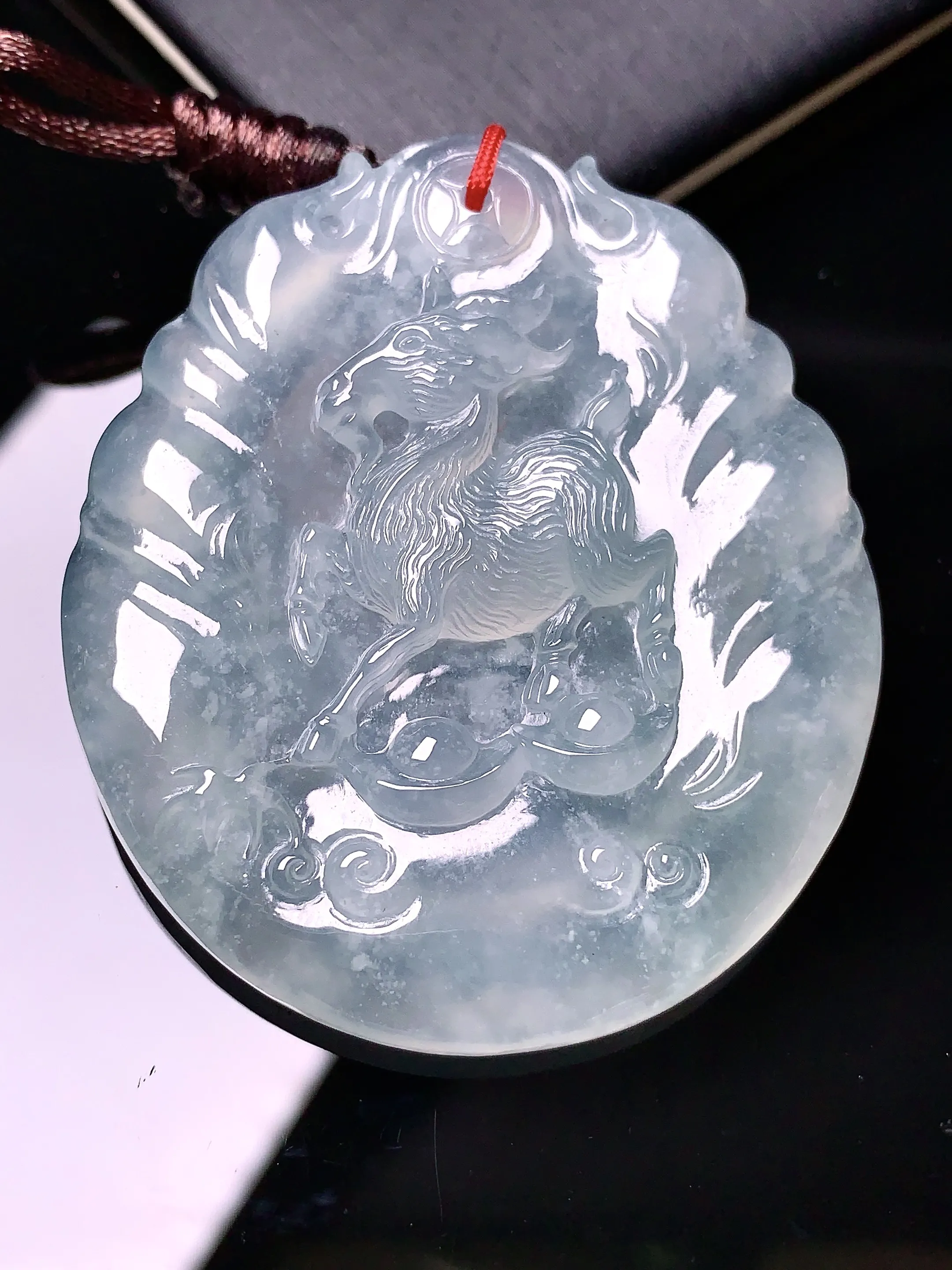 冰种生肖羊牌吊坠 玉质细腻 色泽清新艳丽 整体尺寸50.2*43*6.5