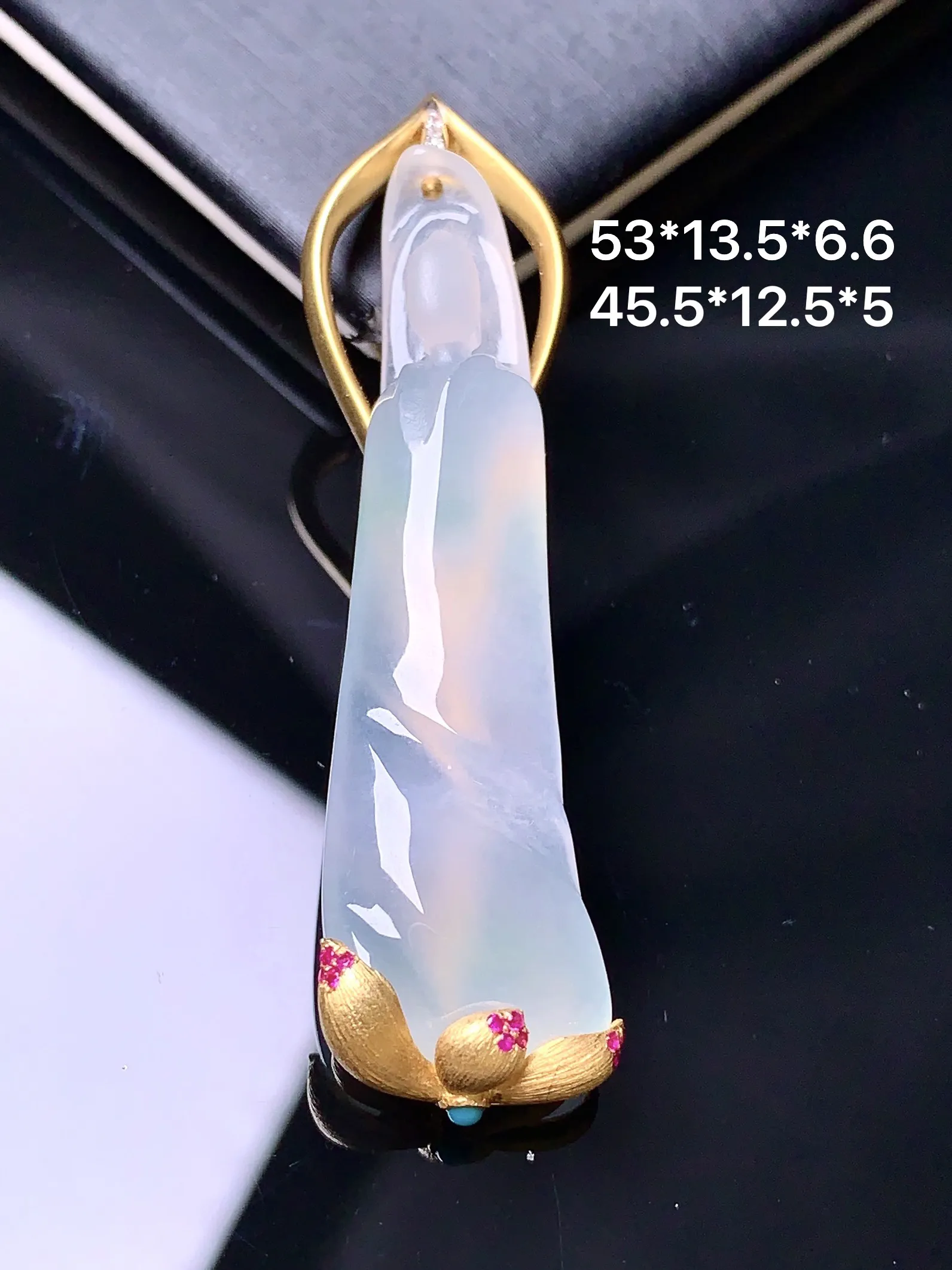 18k金镶嵌冰种悟道吊坠 玉质细腻 色泽清新艳丽 整体尺寸53*13.5*6.6