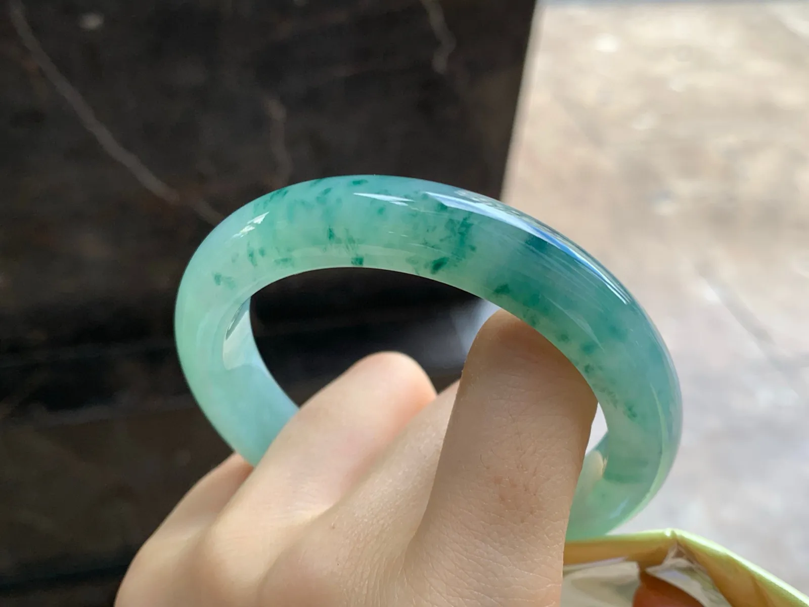 飘色花手镯
尺寸：56.8-12.1-9.7mm
底子细腻干净有底色