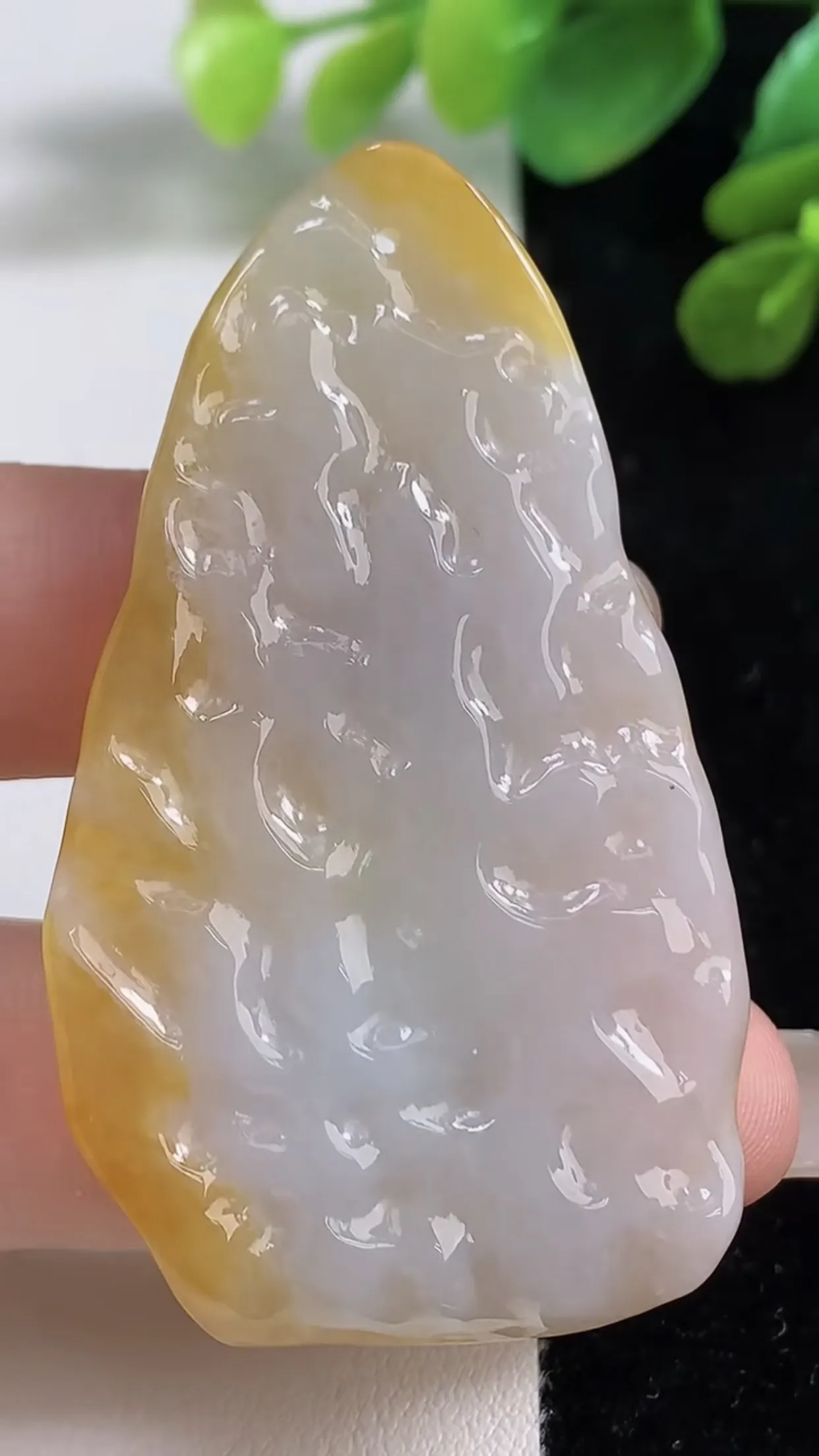 缅甸天然翡翠a货 老坑料起胶冰润 双彩黄翡悟道吊坠，尺寸58.6-34-5mm   y  17.63