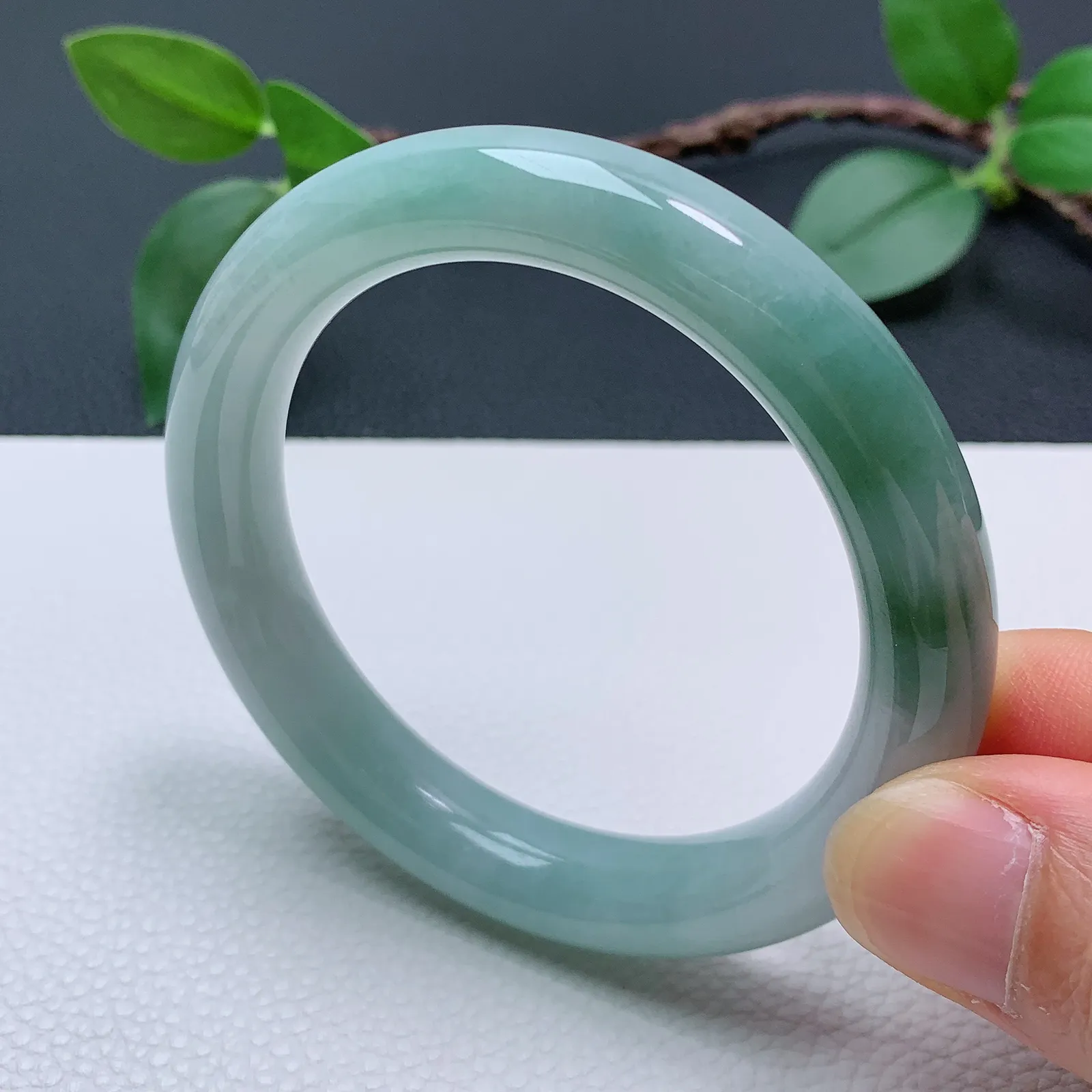 天然翡翠圈口55-56老坑飘绿圆条手镯 玉质细腻 种水好 尺寸：55.8-11.2-10mm  M11