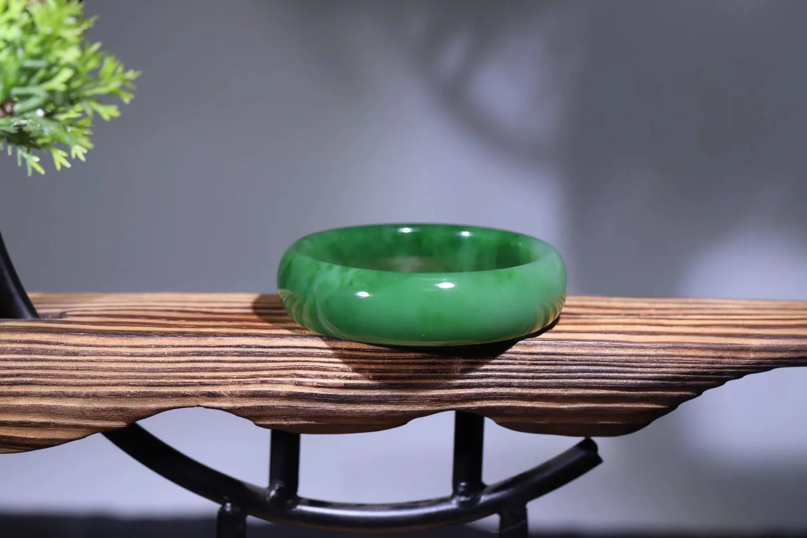 高端收藏品
【​碧​月流光】高品质镯，无丝无纹，冰透纯净，较为罕见！镯型柔​美​典雅，婉​约大气，冰
