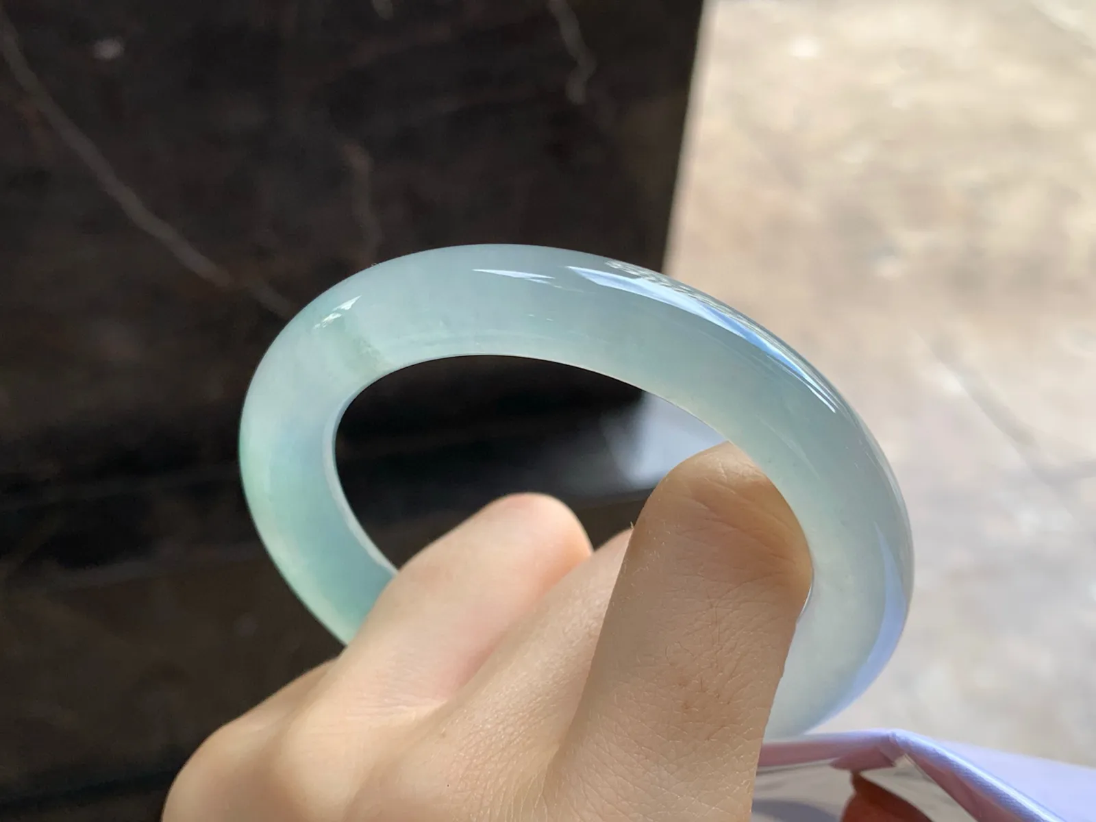 冰种圆条手镯
尺寸：54.6-10.6-10.3mm
冰味十足～种老肉细