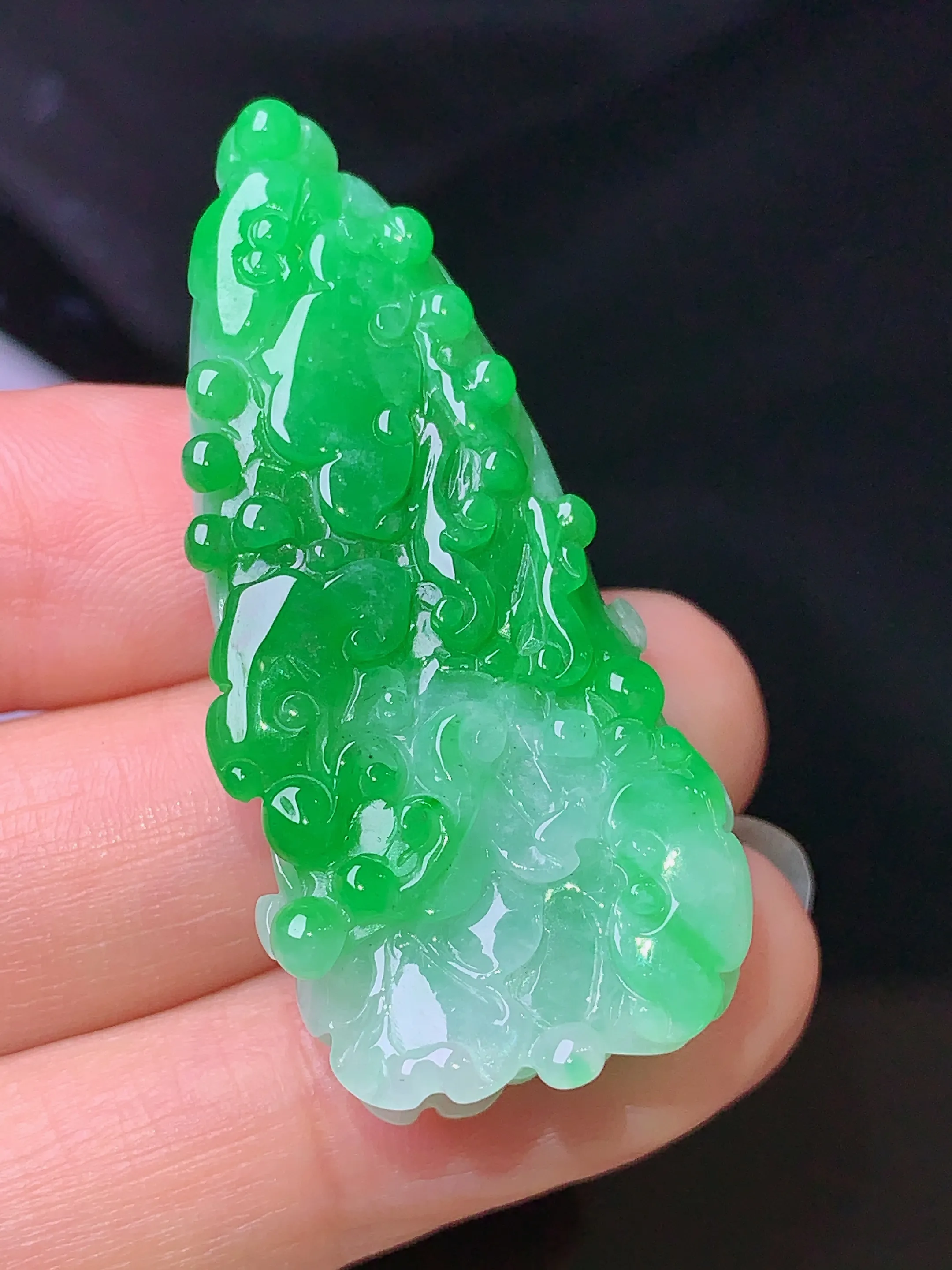 翠绿白菜吊坠 玉质细腻 色泽清新艳丽 整体尺寸45.5*20.6*11