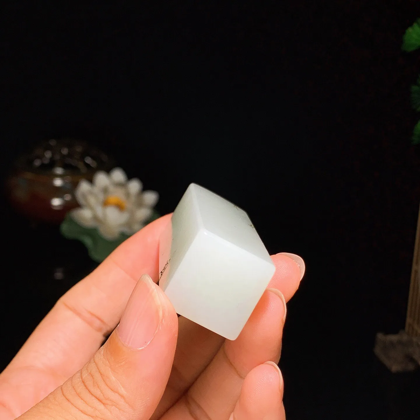 新疆和田玉印章。尺寸61.6/20.2/19.9重70.7克 玉质细腻油润 底色纯净 脂粉好，品质好。lt250906