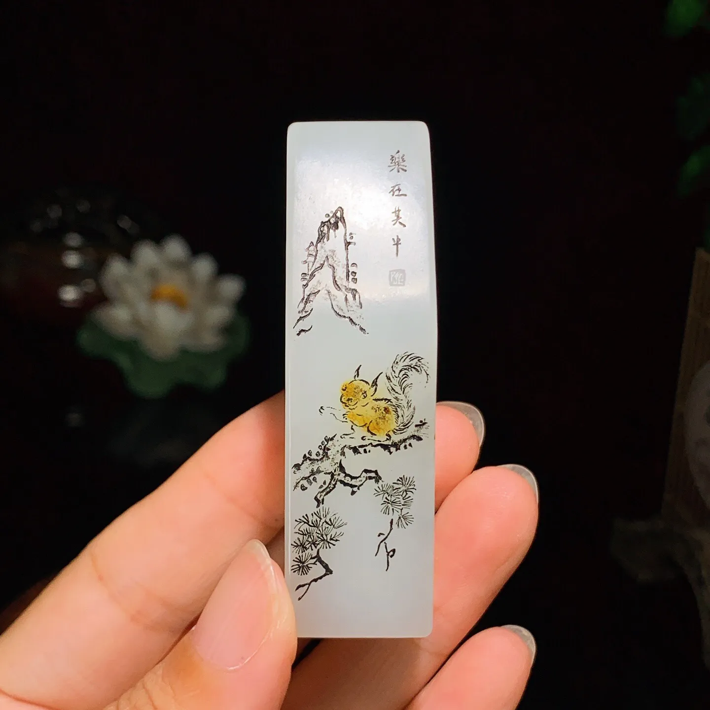 新疆和田玉印章。尺寸65.7/19/18.1重57.1克 玉质细腻油润 底色纯净 脂粉好，品质好。l