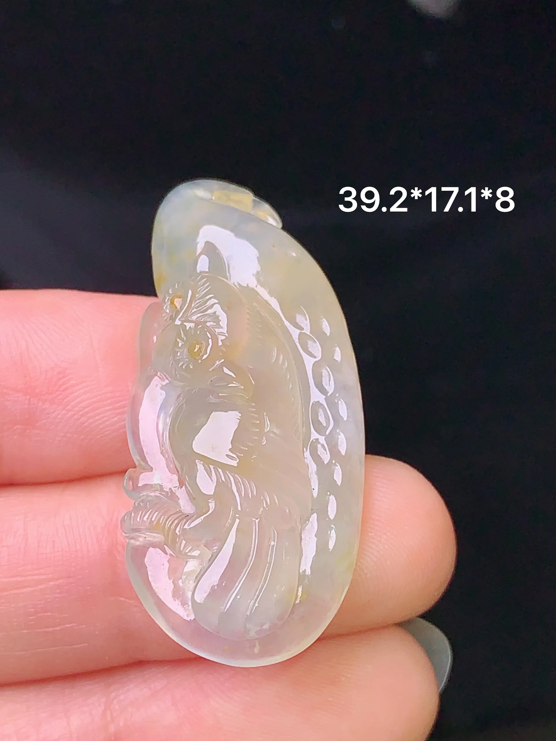 冰种黄翡鹦鹉吊坠 玉质细腻 色泽清新艳丽 整体尺寸39.2*17.1*8