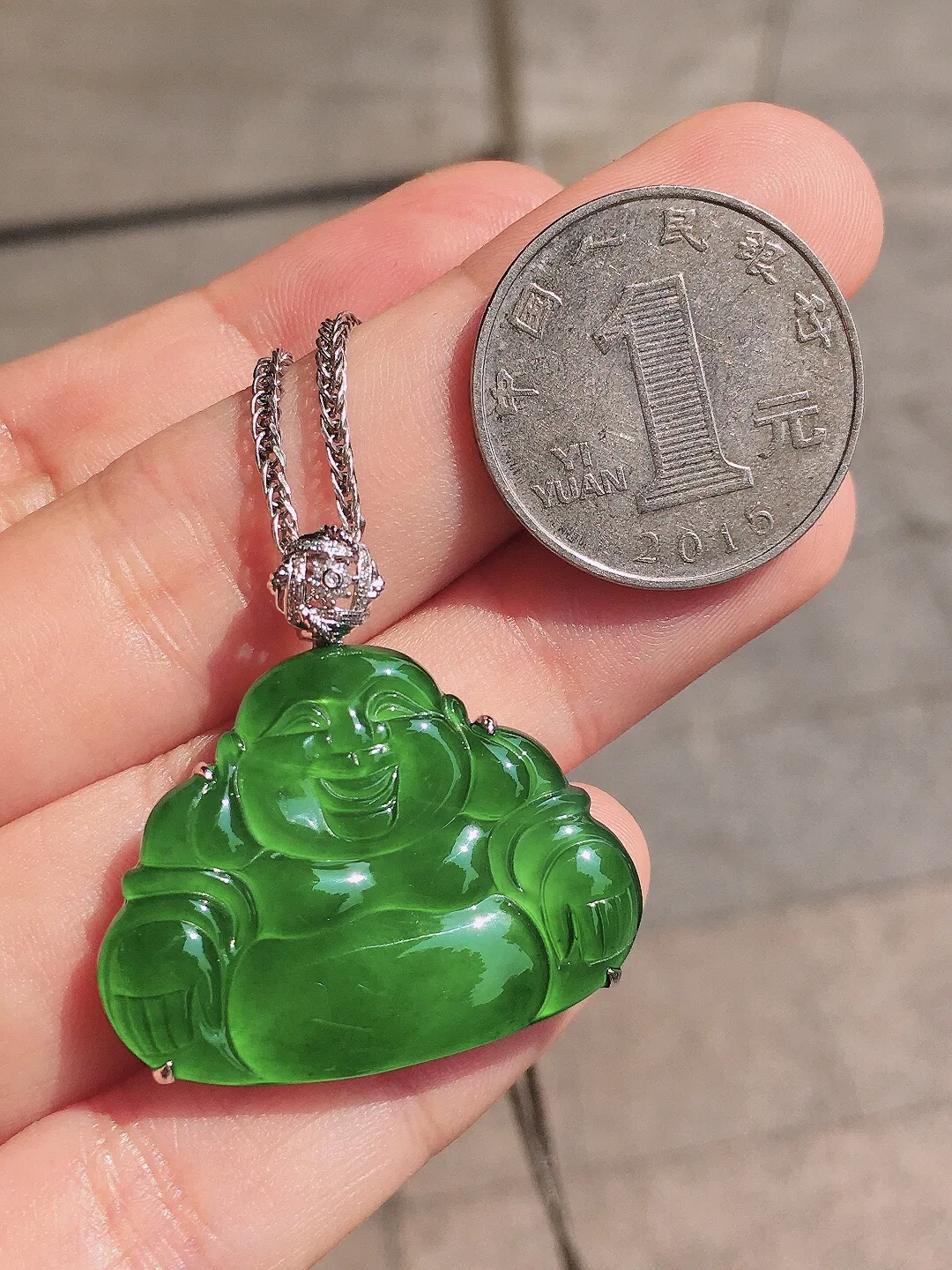 阳绿佛公吊坠，色泽均匀艳丽，玉质细腻，荧光感超
强，饱满圆润，尽显优雅气质，18k
金豪华镶嵌