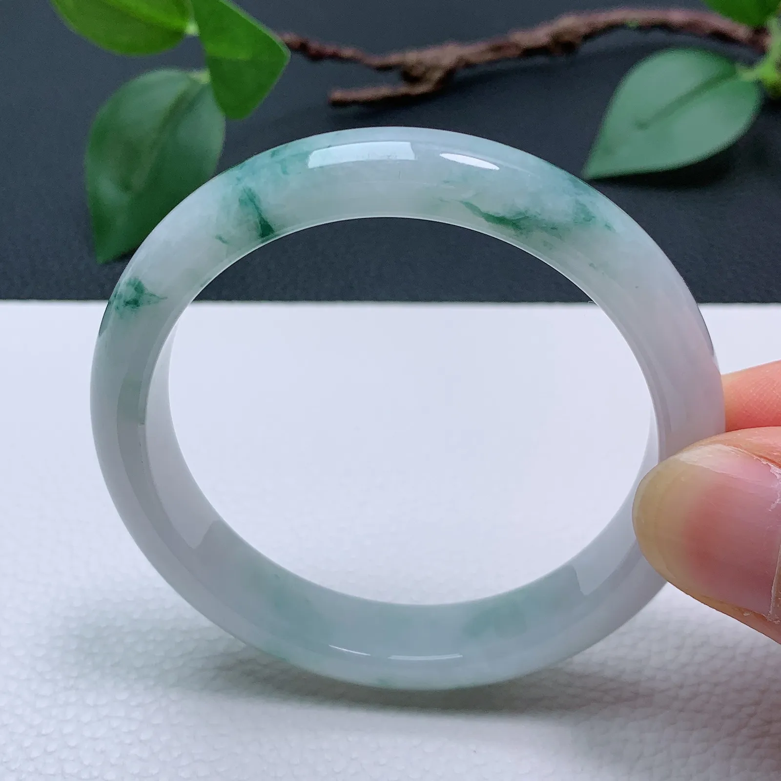 天然翡翠圈口53-54老坑飘花手镯 玉质细腻 种水好 尺寸：53.2-10.8-7.1mm  M22