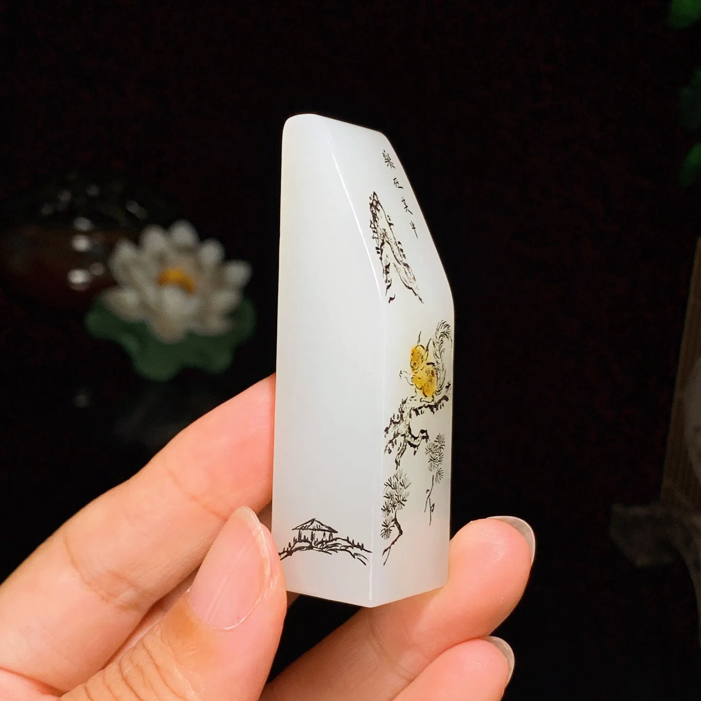 新疆和田玉印章。尺寸65.7/19/18.1重57.1克 玉质细腻油润 底色纯净 脂粉好，品质好。lt250906
