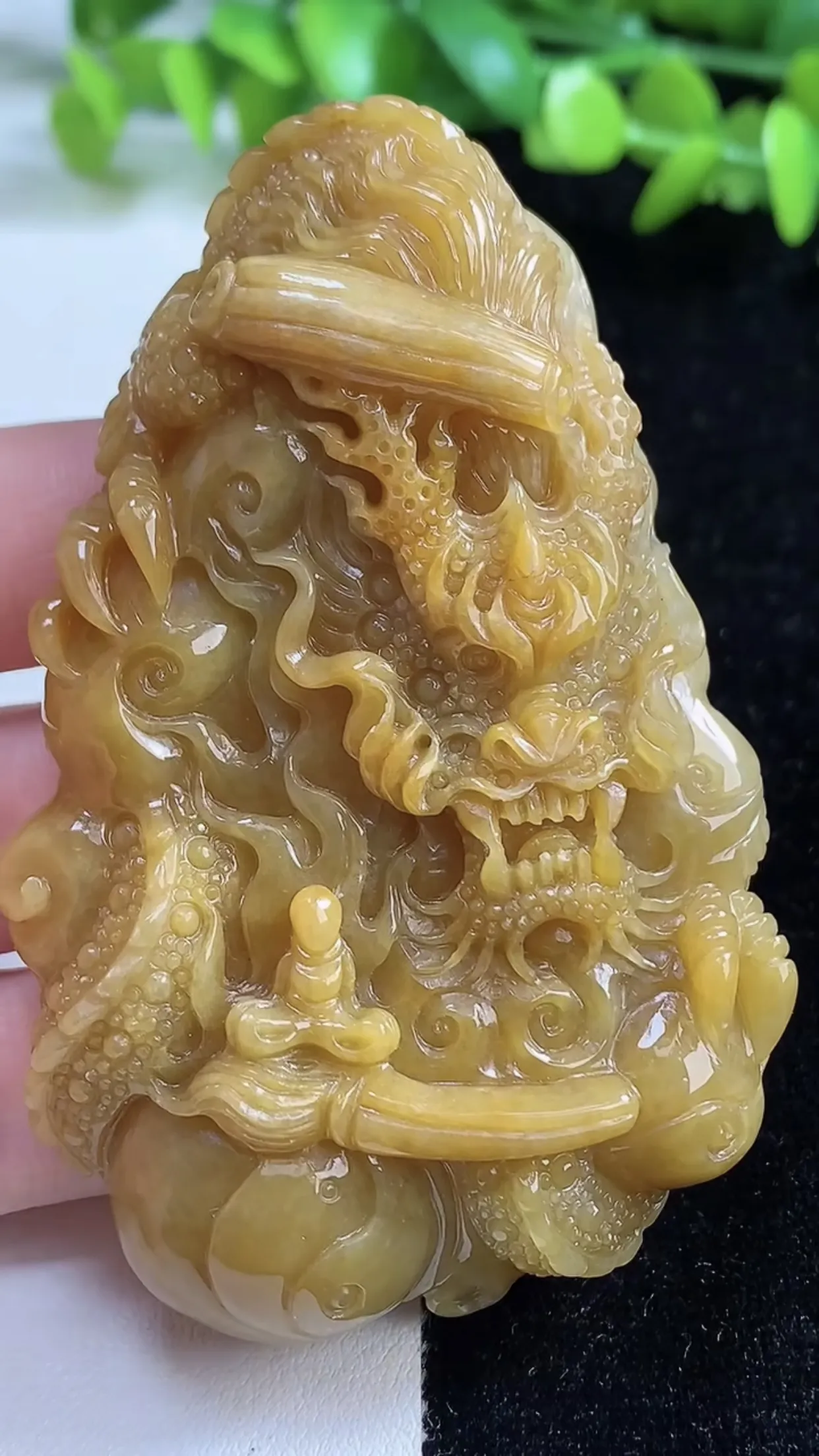 缅甸天然翡翠a货 老坑料起胶冰润 黄翡霸气龙牌吊坠，尺寸78.4-47.8-13.8mm  y  87.16