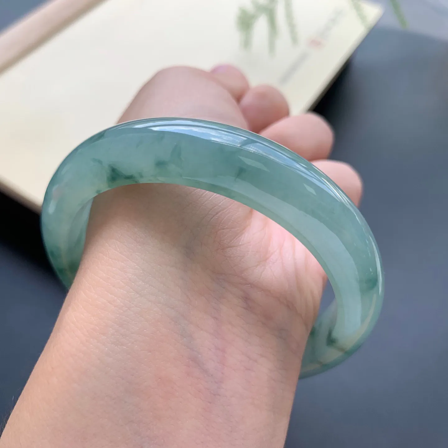 56圈口冰油飘花正圈手镯 尺寸：56-12.6-8.2，无纹裂，水润起胶，优雅迷人