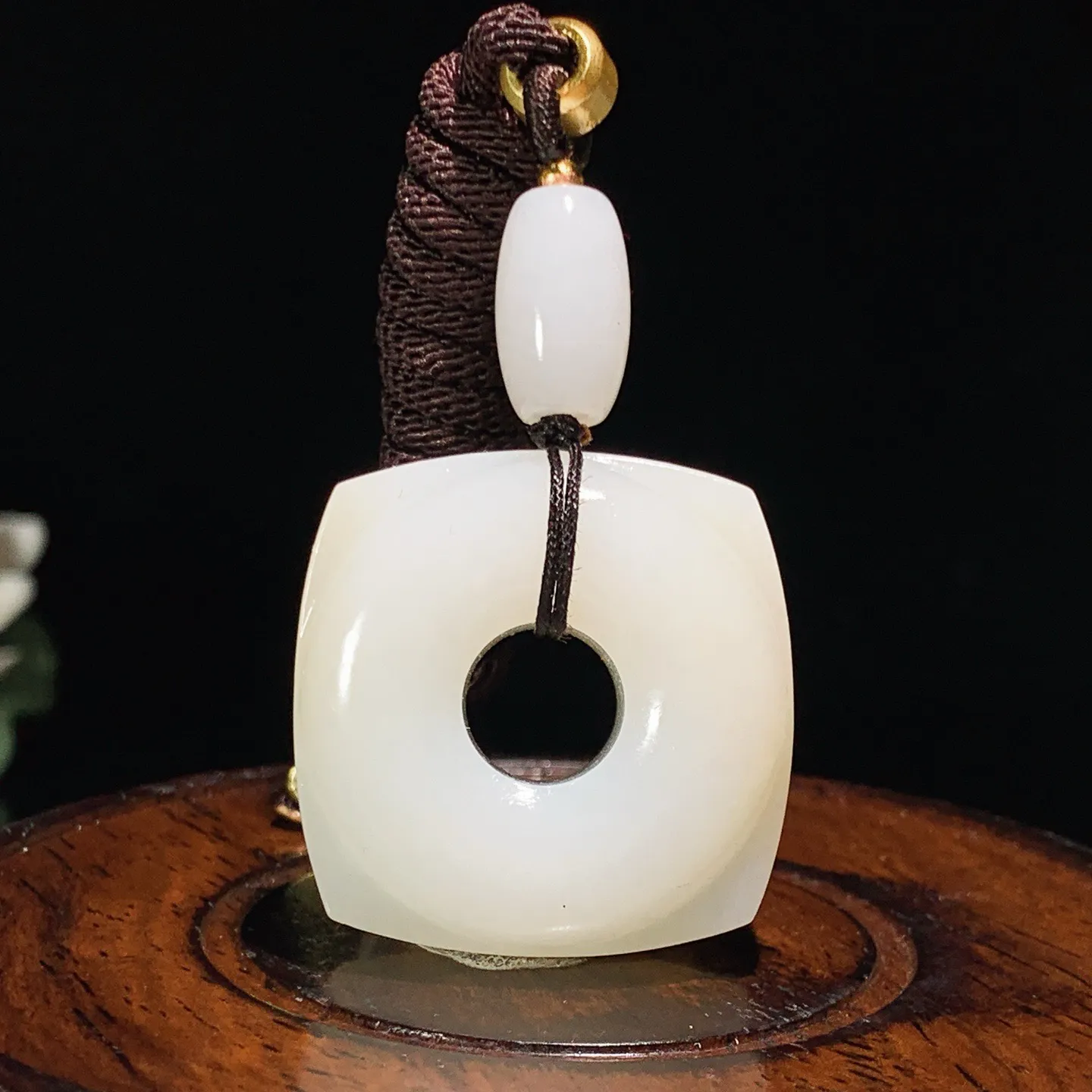 和田玉羊脂白玉四方守护平安扣挂件。尺寸31.5/31.3/15.3重33.3克 玉质细腻油润 底色纯净 脂粉好，品质好。lt250906