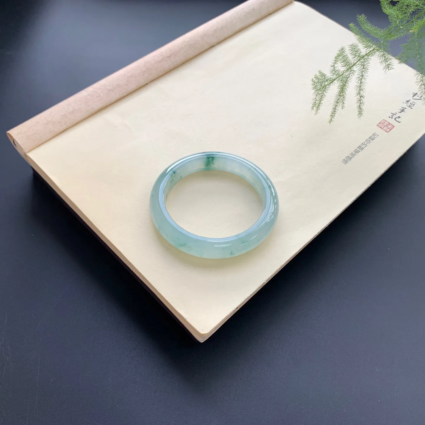 55.5圈口冰飘花正圈手镯 尺寸：55.5-11.6-8.5，无纹裂，花色灵动，胶感十足