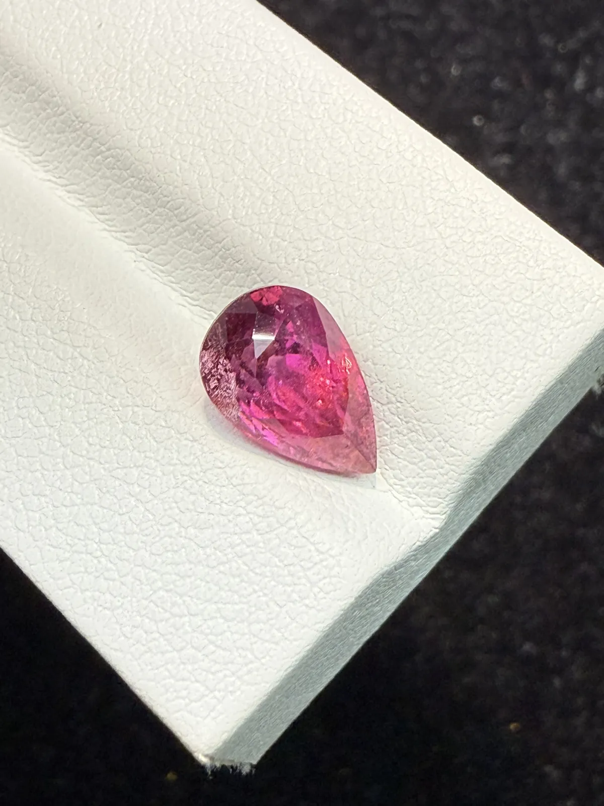 3.35ct天然卢比来碧玺裸石，颜色美艳，晶体微棉，火彩足，尺寸11.3×7.3×7mm