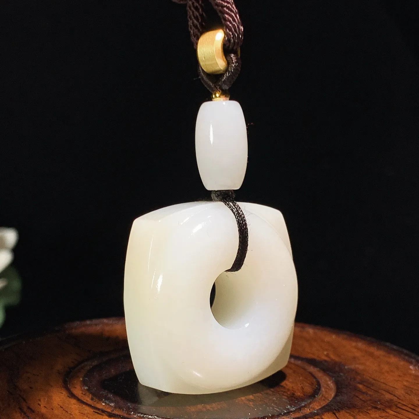 和田玉羊脂白玉四方守护平安扣挂件。尺寸31.5/31.3/15.3重33.3克 玉质细腻油润 底色纯