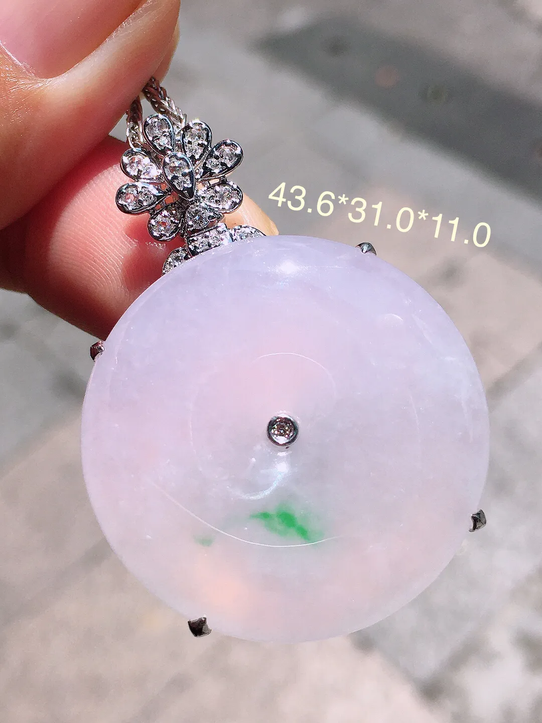 紫罗兰飘绿平安扣吊坠，色泽艳丽，玉质细腻，荧光感超
强，饱满圆润，尽显优雅气质，18k
金豪华镶嵌