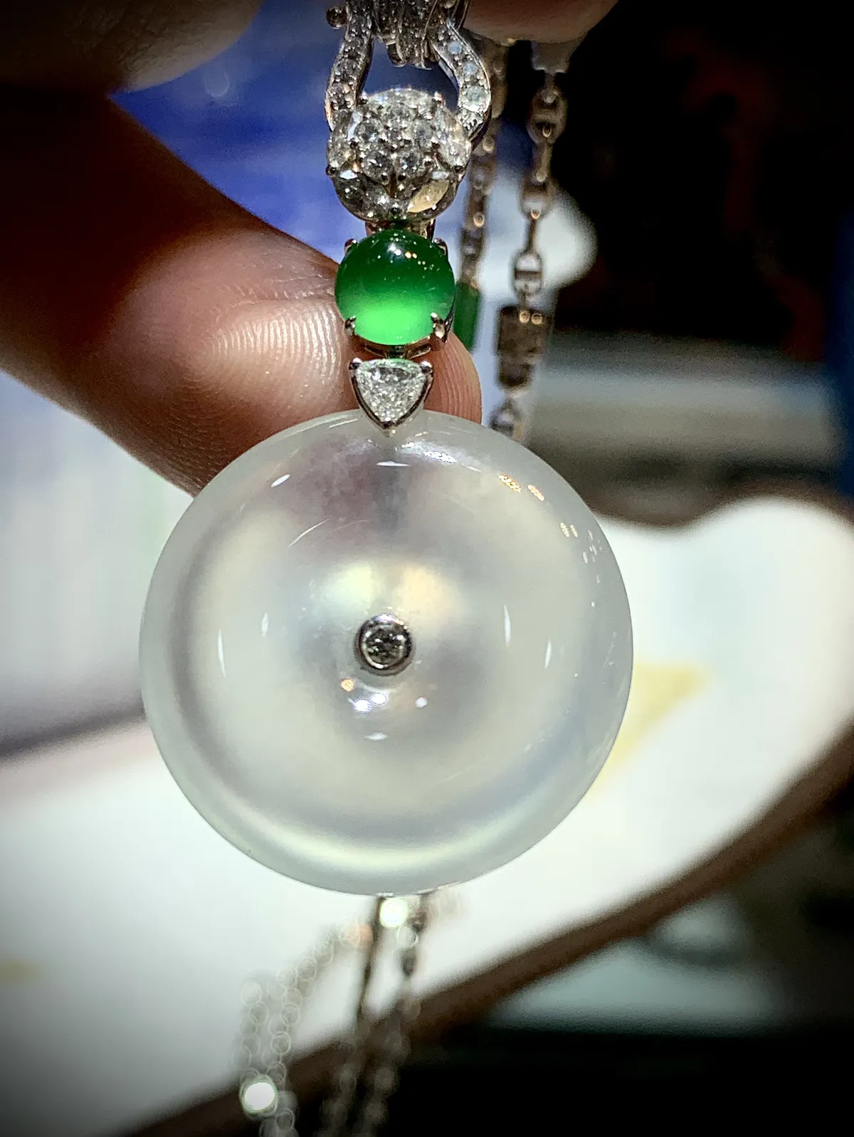 平安扣子，40-裸石24-6mm，
18K金，南非钻，翡翠绿蛋面，
不配图链