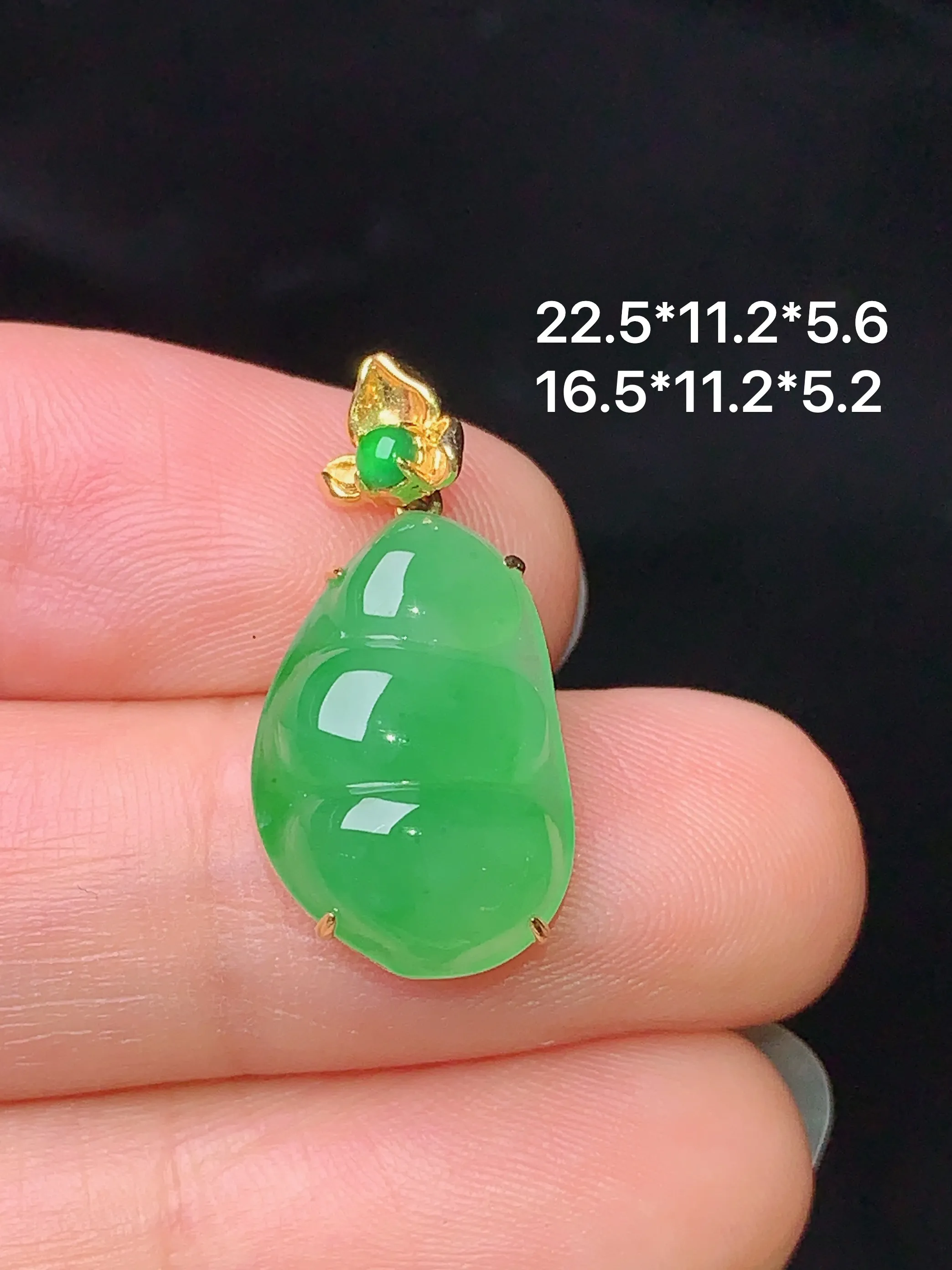 18k金镶嵌翠绿四季豆吊坠 玉质细腻 色泽清新艳丽 整体尺寸22.5*11.2*5.6