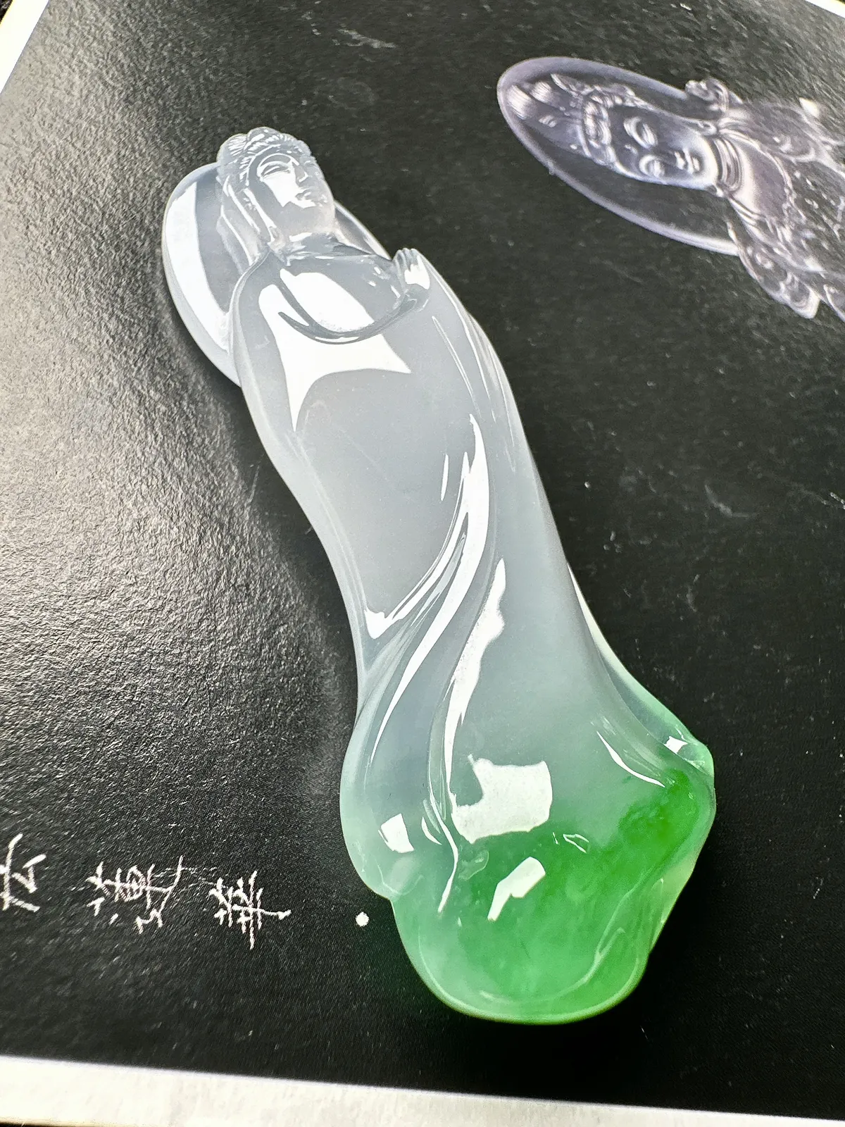 【冰种飘绿站观音】质地非常细腻，飘正宗阳绿色泽，冰感十足，通透感很不错，种水色兼备，名师工艺，推荐入手。收藏品质