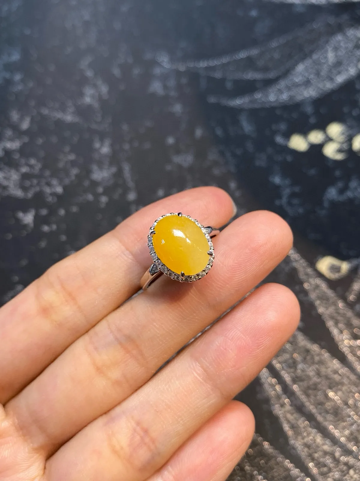秒杀价，不支持退
冰黄翡蛋面戒指·银
裸·112.2-9.3-3.8mm