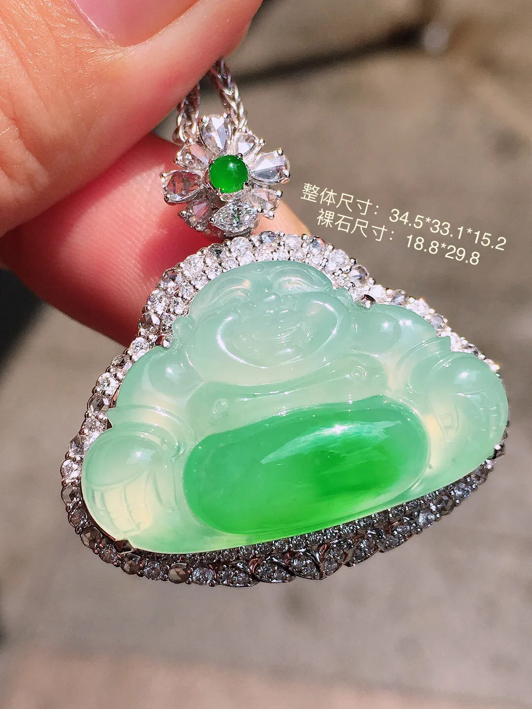 飘绿佛公吊坠，色泽艳丽，玉质细腻，荧光感超
强，饱满圆润，尽显优雅气质，18k
金豪华镶嵌