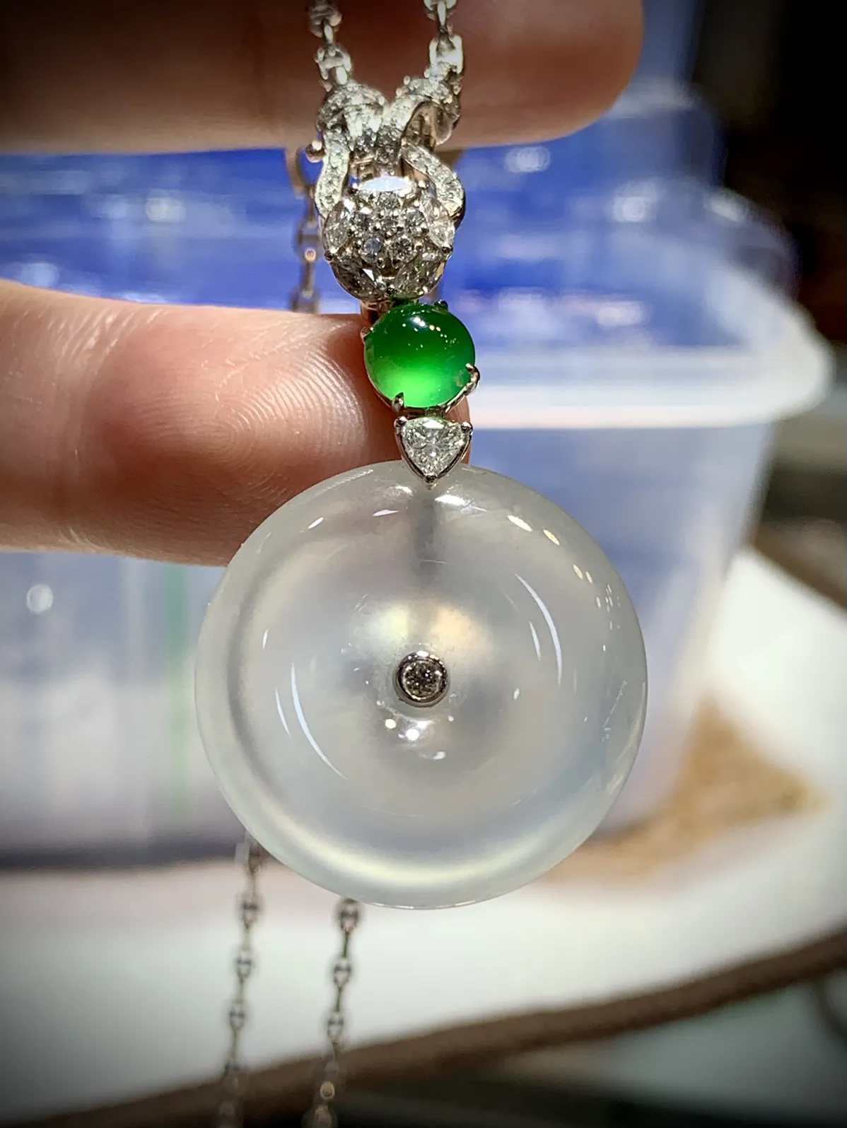 平安扣子，40-裸石24-6mm，
18K金，南非钻，翡翠绿蛋面，
不配图链