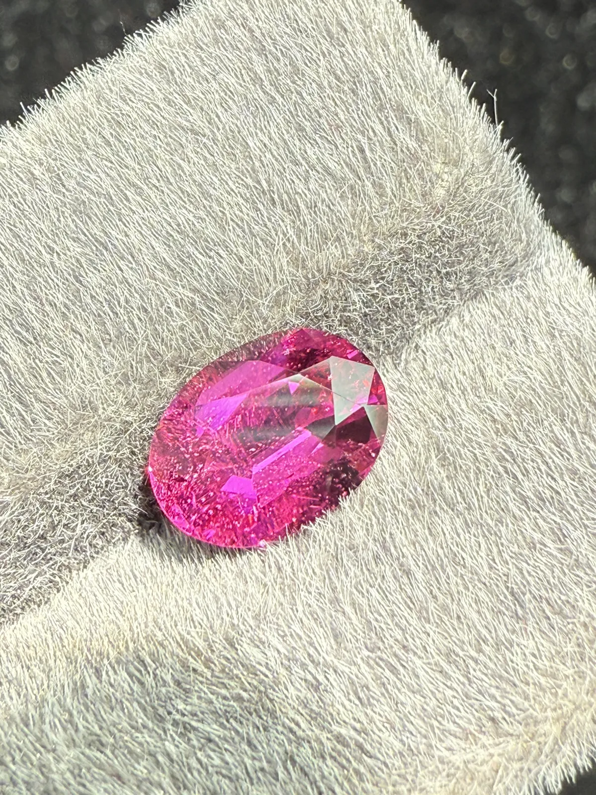 2.4ct天然卢比来碧玺裸石，颜色美艳，晶体通透，火彩足，尺寸9.8×7.4×5.1mm