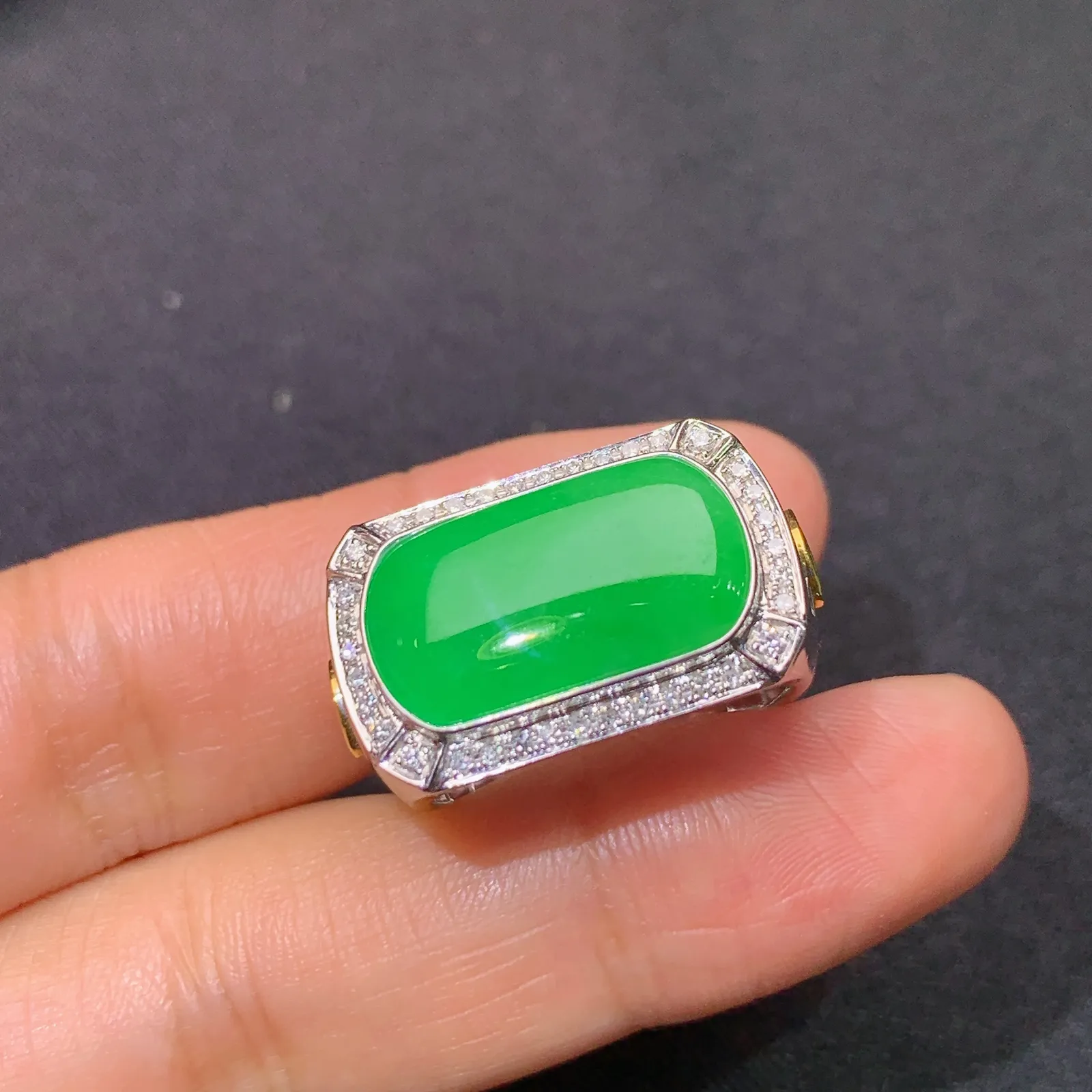 阳绿马鞍戒指 18k金镶嵌，简约时尚，冰润色阳，种水足 圈口20 裸石18*10*2