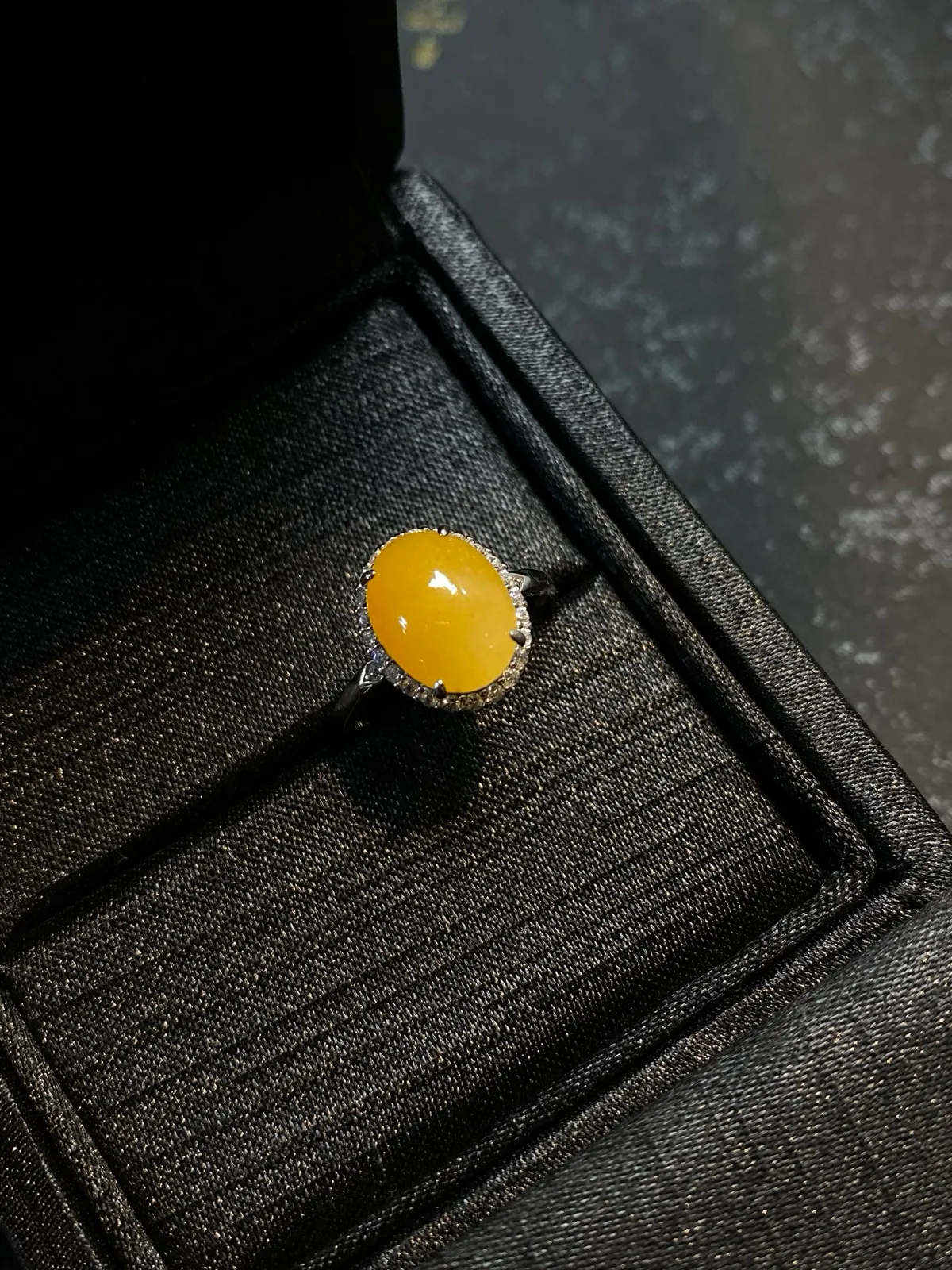 秒杀价，不支持退
冰黄翡蛋面戒指·银
裸·112.2-9.3-3.8mm