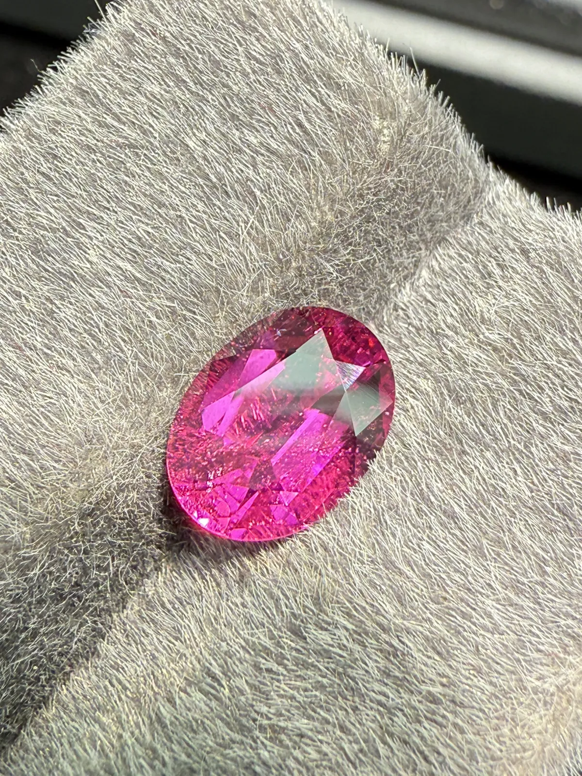 2.4ct天然卢比来碧玺裸石，颜色美艳，晶体通透，火彩足，尺寸9.8×7.4×5.1mm