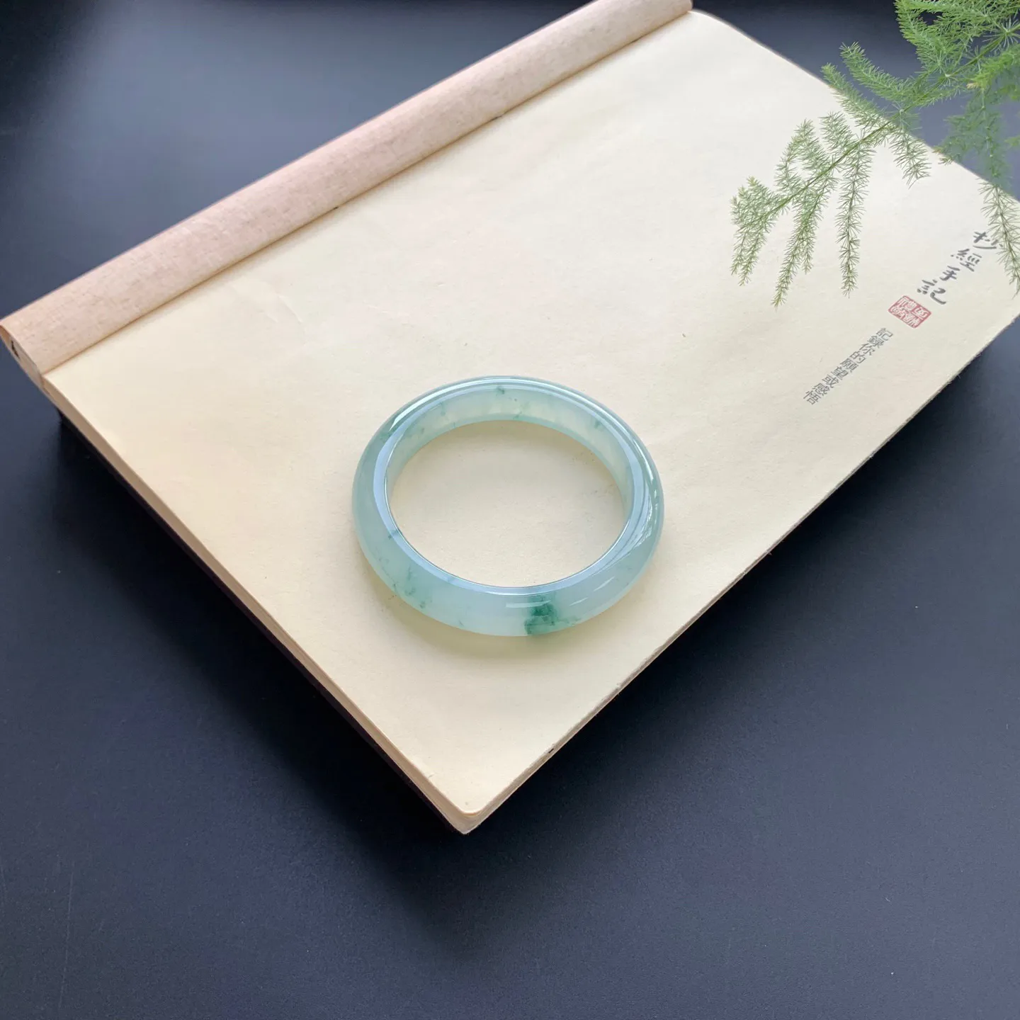 55.5圈口冰飘花正圈手镯 尺寸：55.5-11.6-8.5，无纹裂，花色灵动，胶感十足