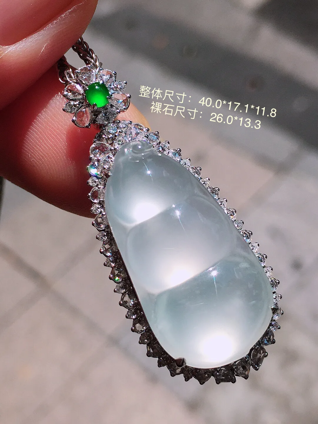 冰种福豆吊坠，玉质细腻，荧光感超
强，饱满圆润，尽显优雅气质，18k
金豪华镶嵌