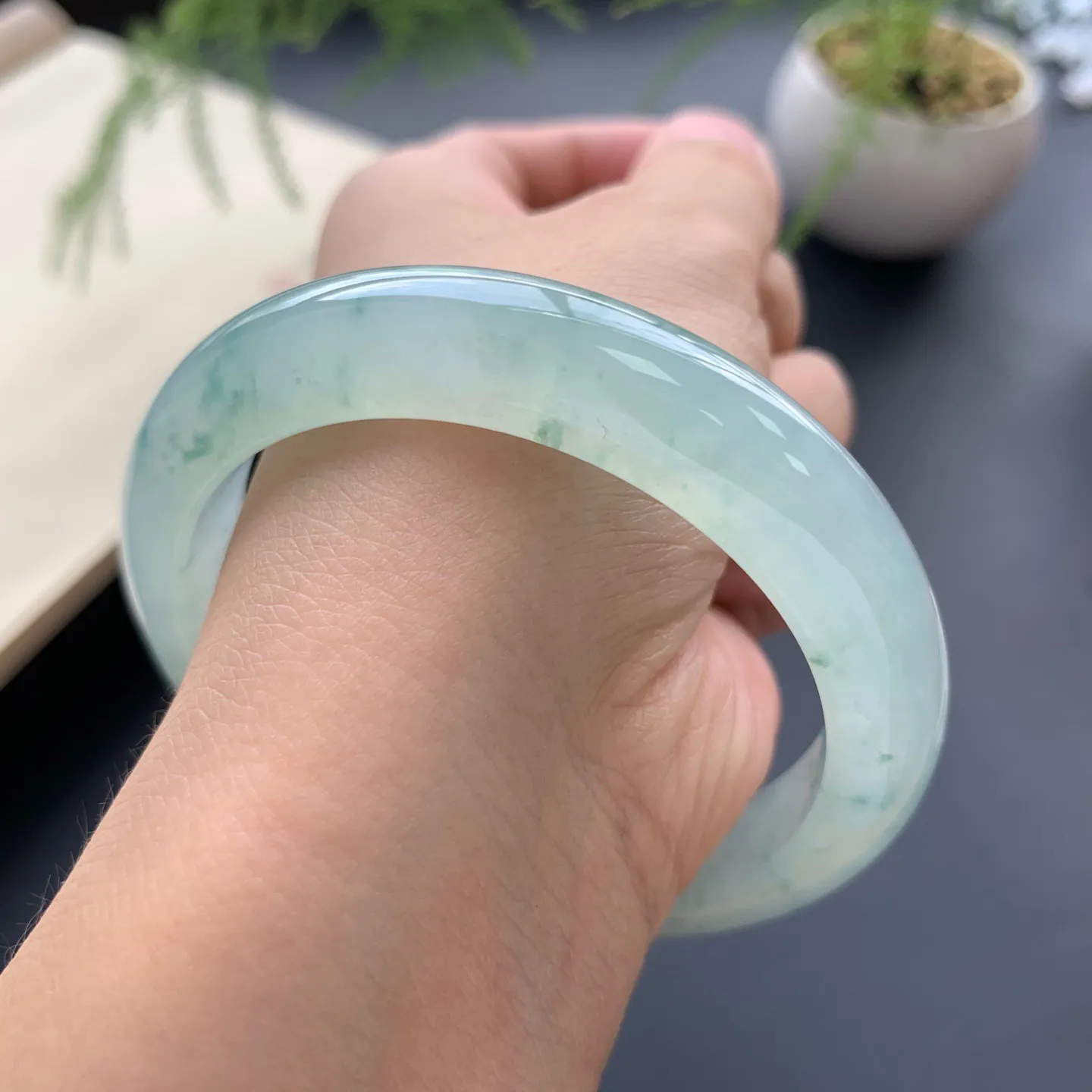 55.5圈口冰飘花正圈手镯 尺寸：55.5-11.6-8.5，无纹裂，花色灵动，胶感十足
