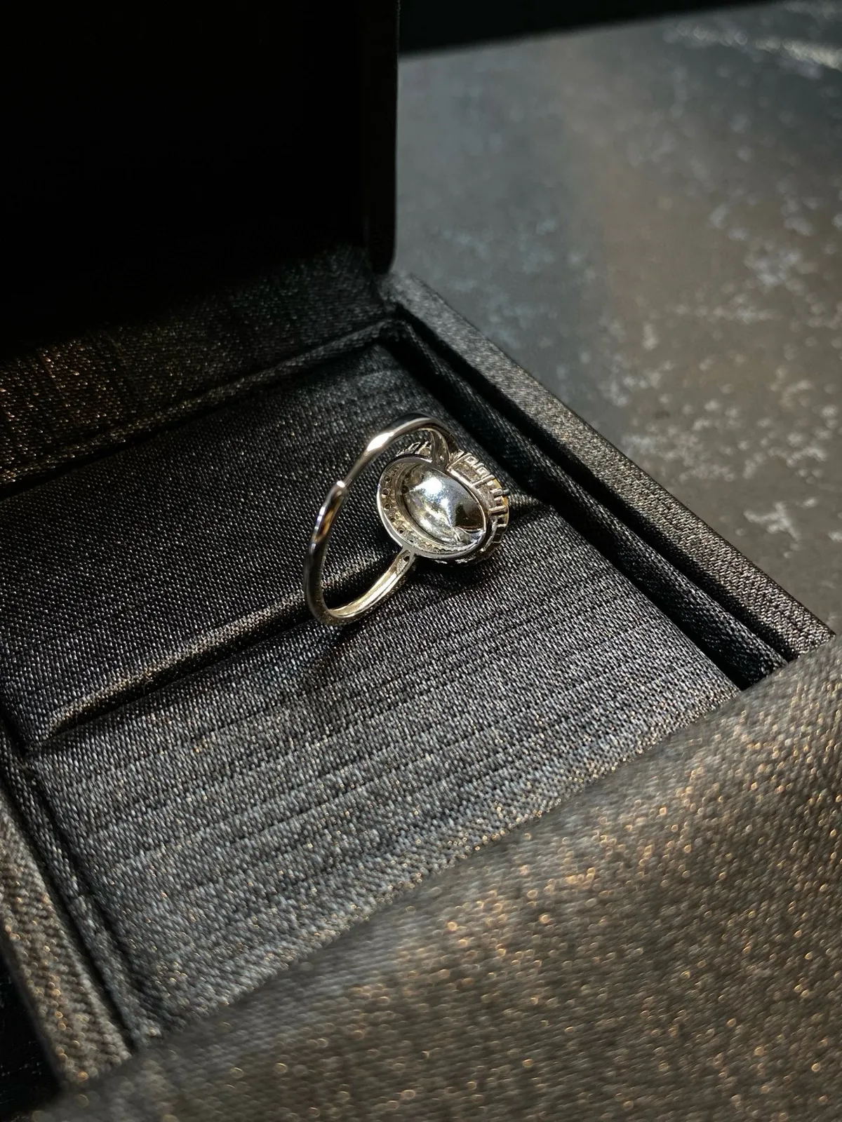 秒杀价，不支持退
冰黄翡蛋面戒指·银
裸·112.2-9.3-3.8mm