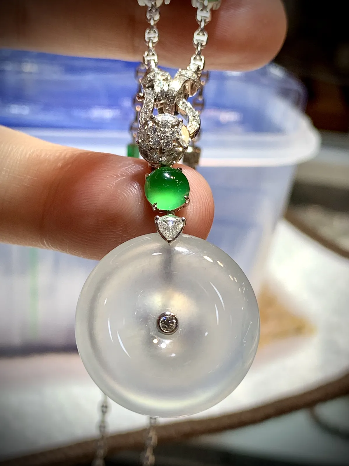 平安扣子，40-裸石24-6mm，
18K金，南非钻，翡翠绿蛋面，
不配图链