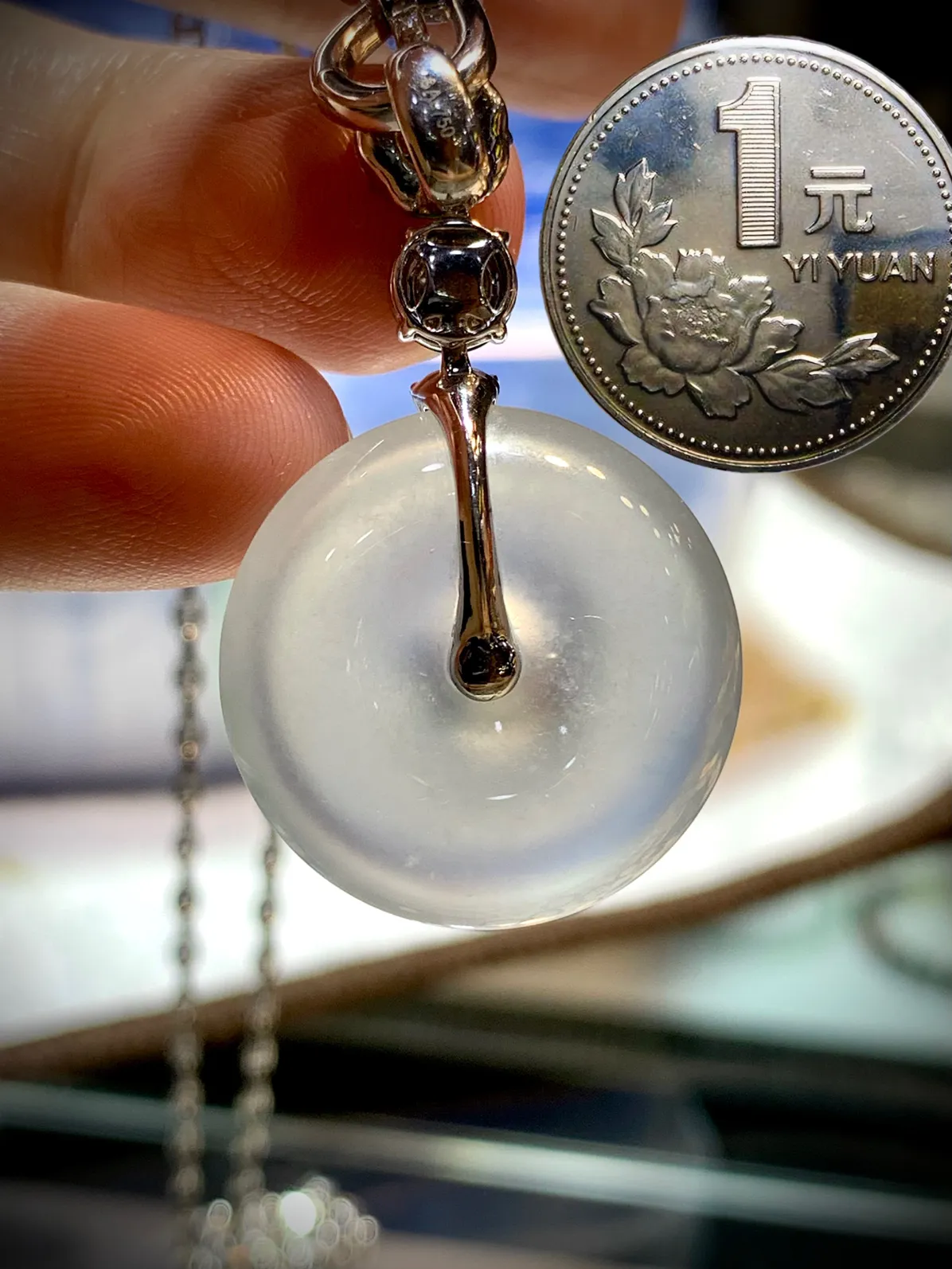 平安扣子，40-裸石24-6mm，
18K金，南非钻，翡翠绿蛋面，
不配图链