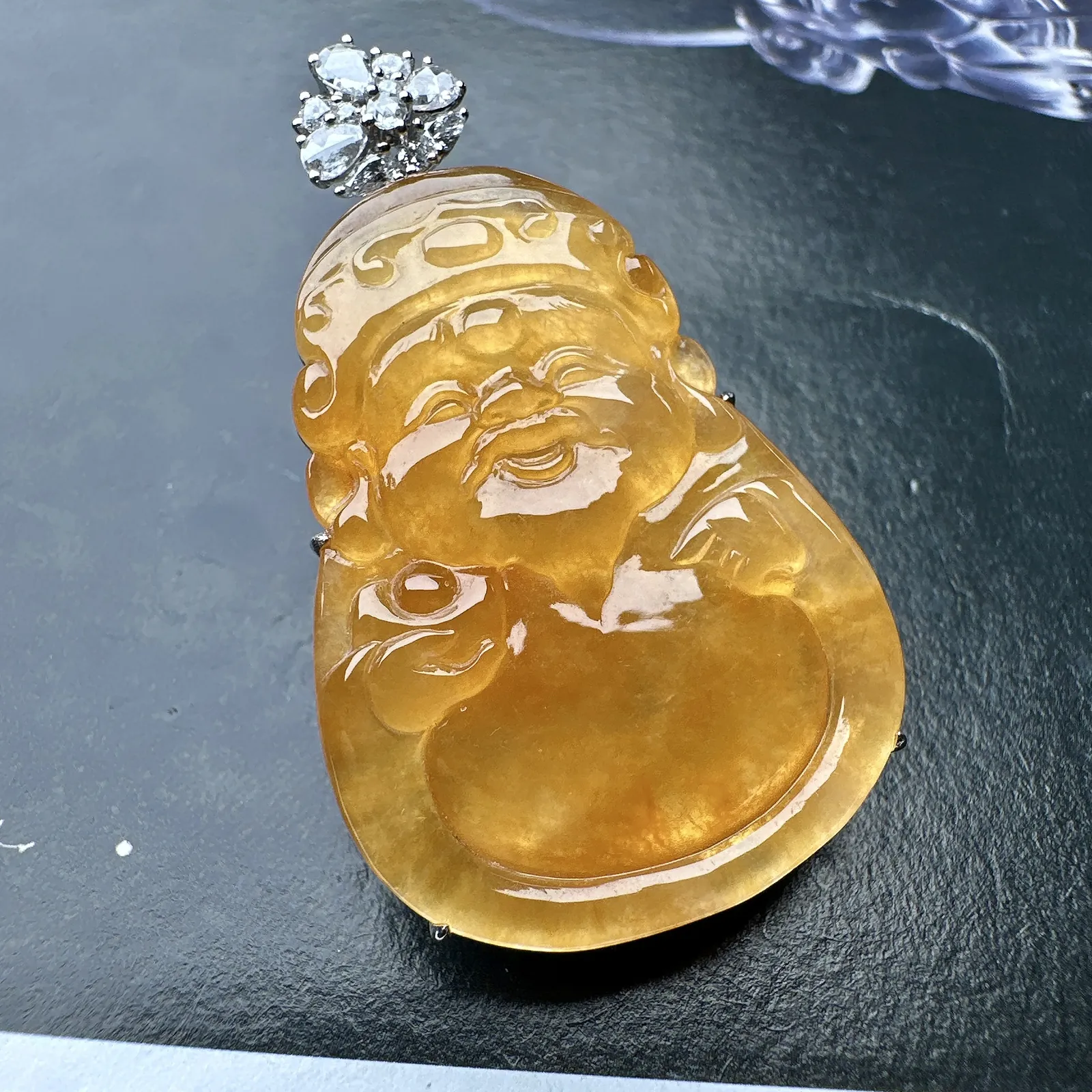 【冰种黄翡财神】质地细腻，工艺很好，饱满圆润，笑口常开，18k金钻镶嵌，裸石尺寸35.3*25.7*