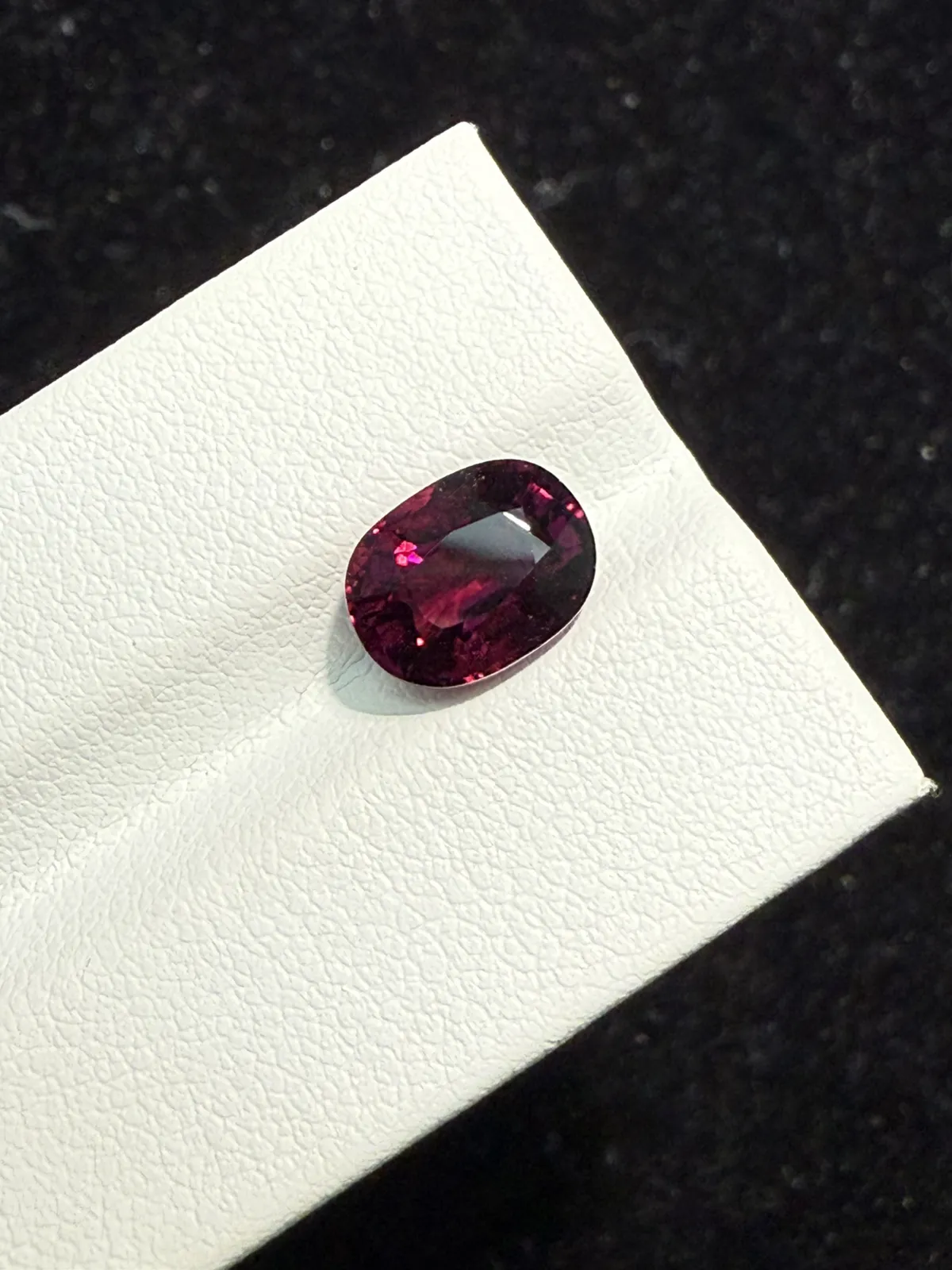 2.88ct天然紫碧玺裸石，颜色美艳，晶体通透，火彩足，尺寸9.4×7.2×5.8mm