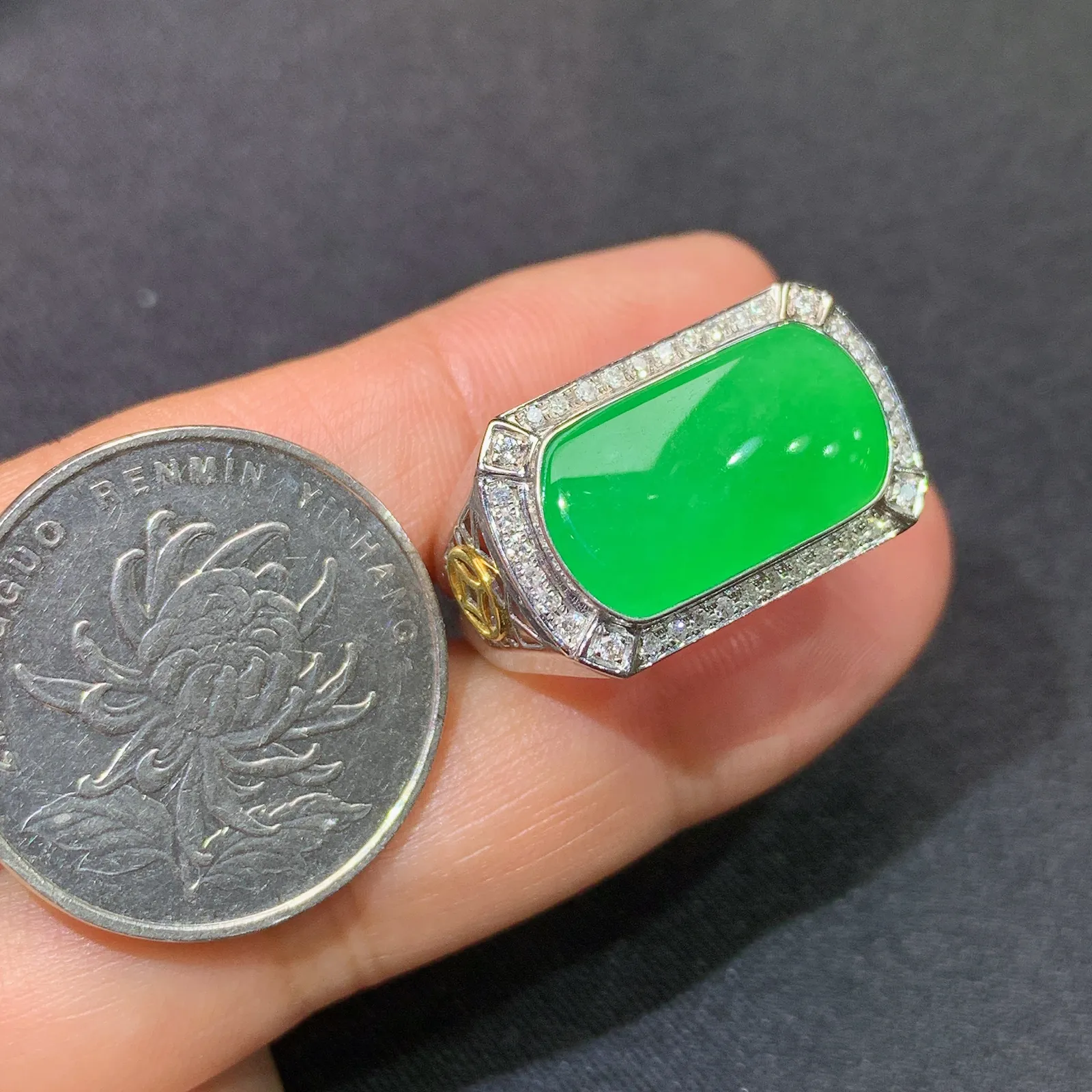 阳绿马鞍戒指 18k金镶嵌，简约时尚，冰润色阳，种水足 圈口20 裸石18*10*2