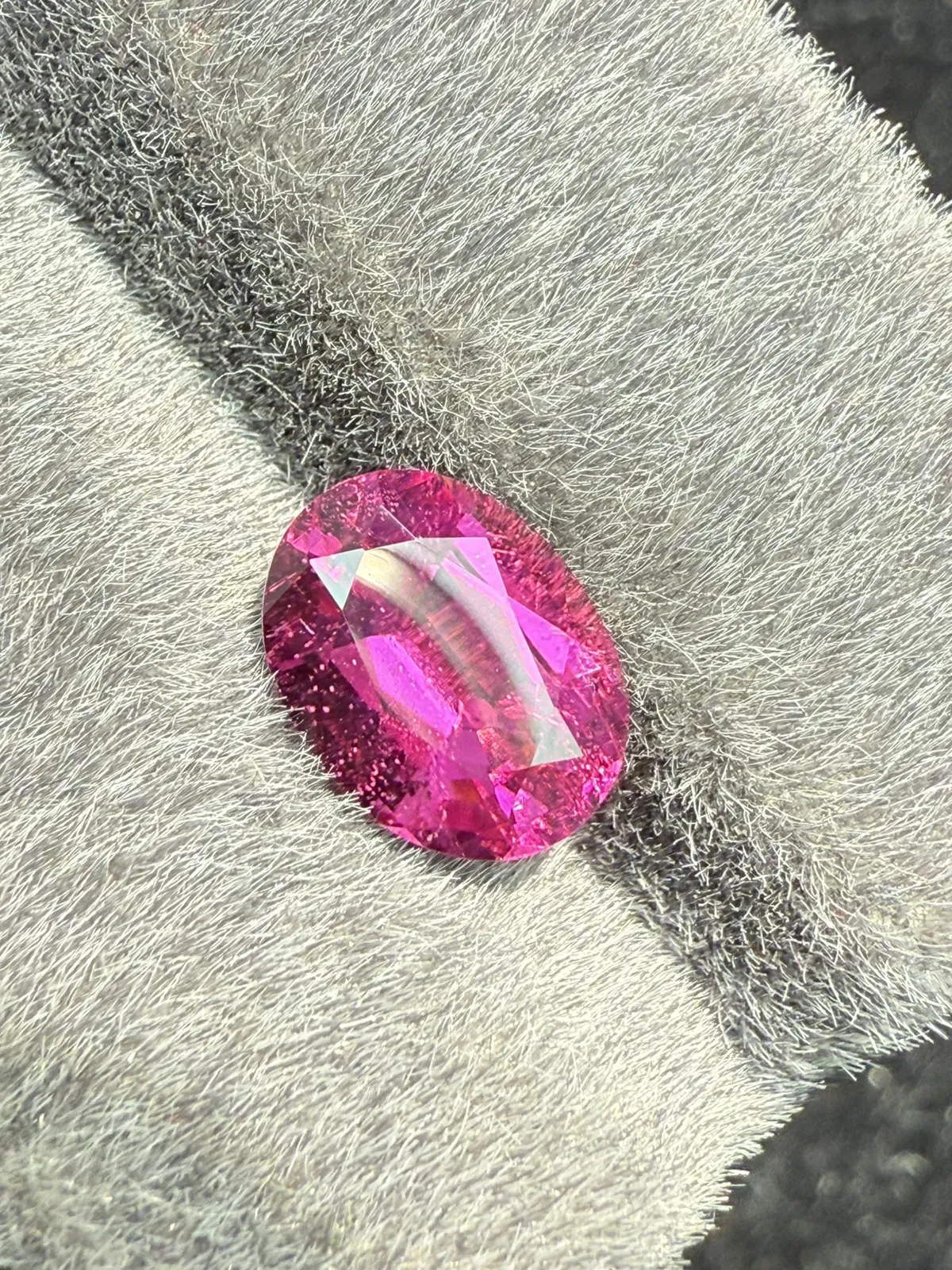 2.4ct天然卢比来碧玺裸石，颜色美艳，晶体通透，火彩足，尺寸9.8×7.4×5.1mm