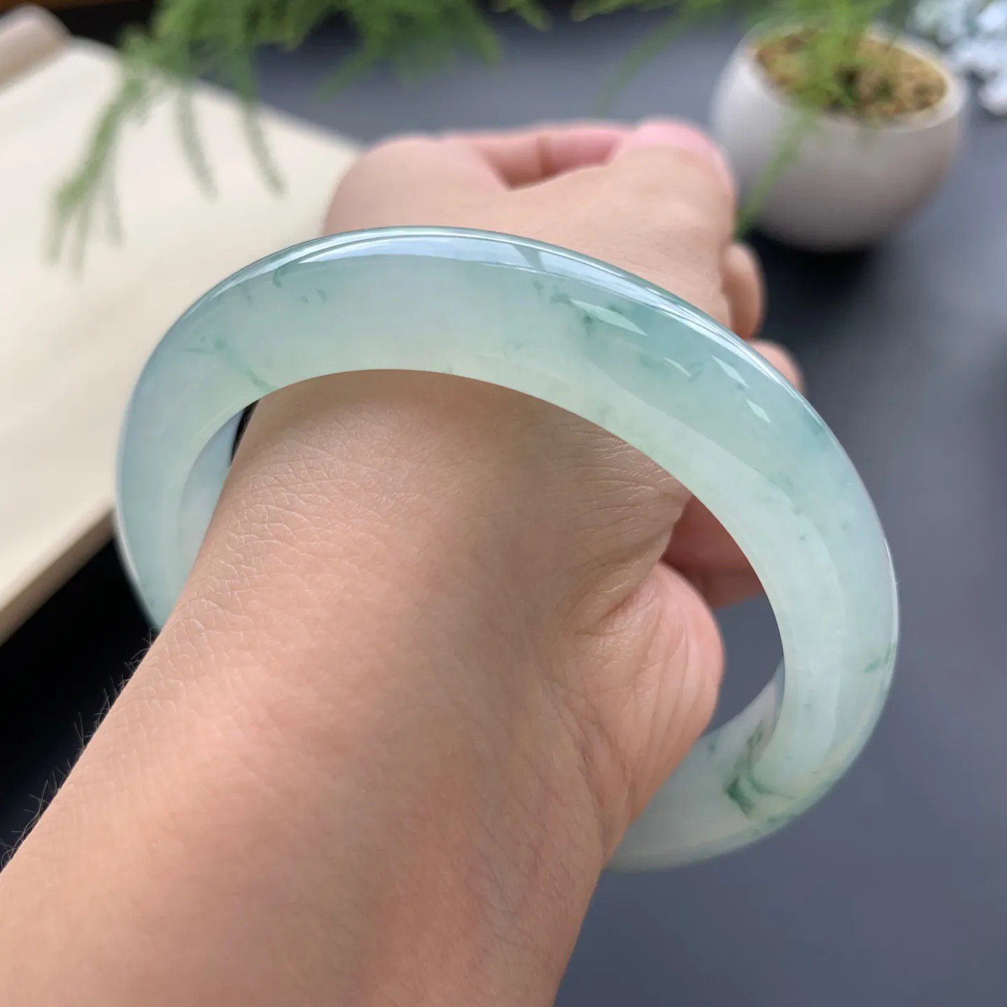 55.5圈口冰飘花正圈手镯 尺寸：55.5-11.6-8.5，无纹裂，花色灵动，胶感十足