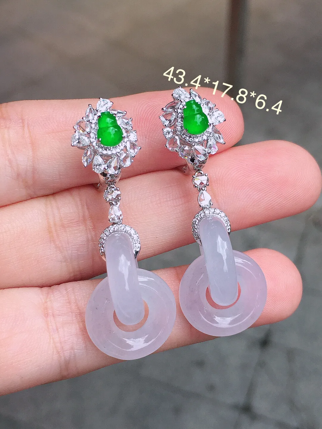 紫罗兰【环环相扣】耳坠，色泽均匀艳丽，玉质细腻，荧光感超
强，饱满圆润，尽显优雅气质，18k
金豪华镶嵌