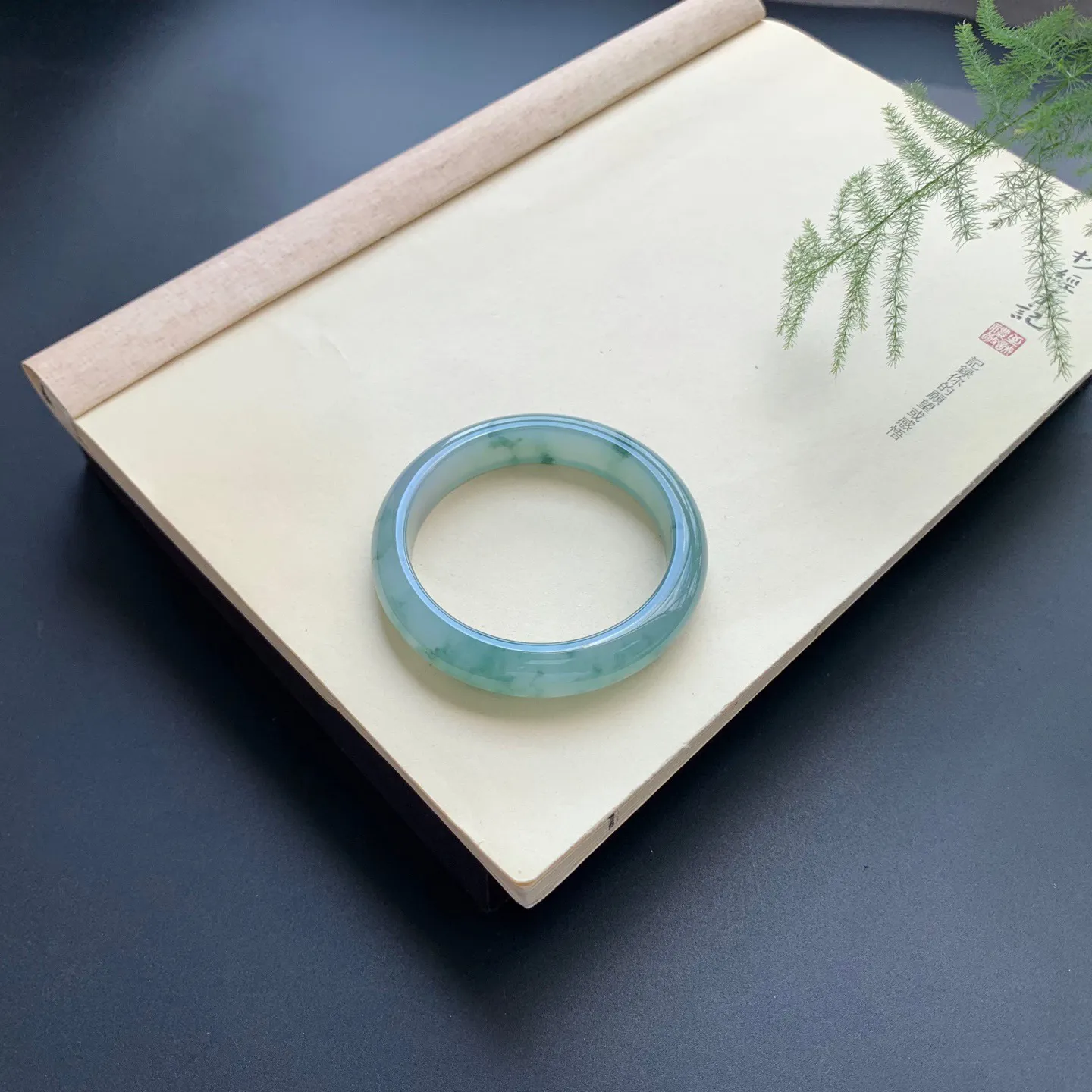 56圈口冰油飘花正圈手镯 尺寸：56-12.6-8.2，无纹裂，水润起胶，优雅迷人