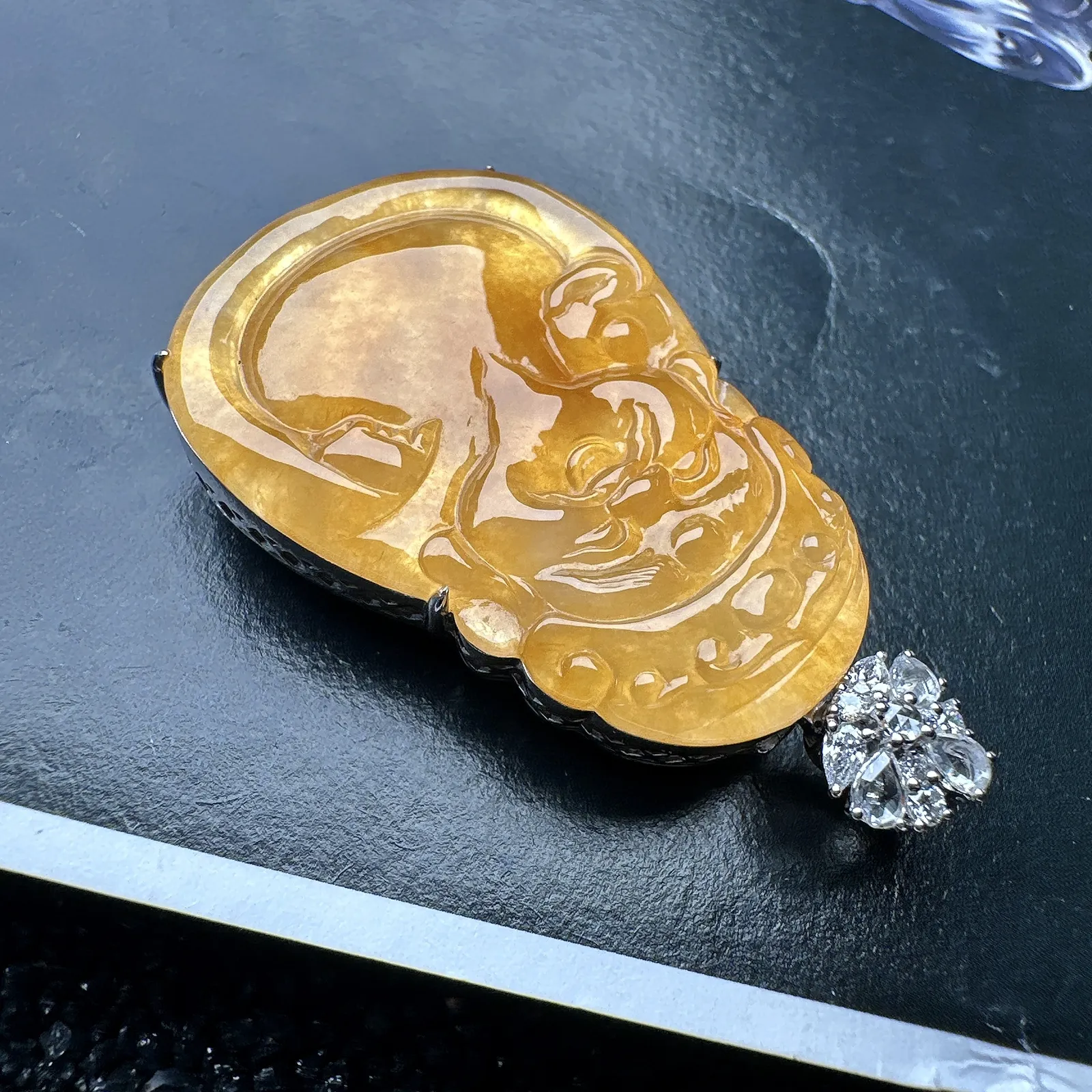【冰种黄翡财神】质地细腻，工艺很好，饱满圆润，笑口常开，18k金钻镶嵌，裸石尺寸35.3*25.7*3.8毫米
