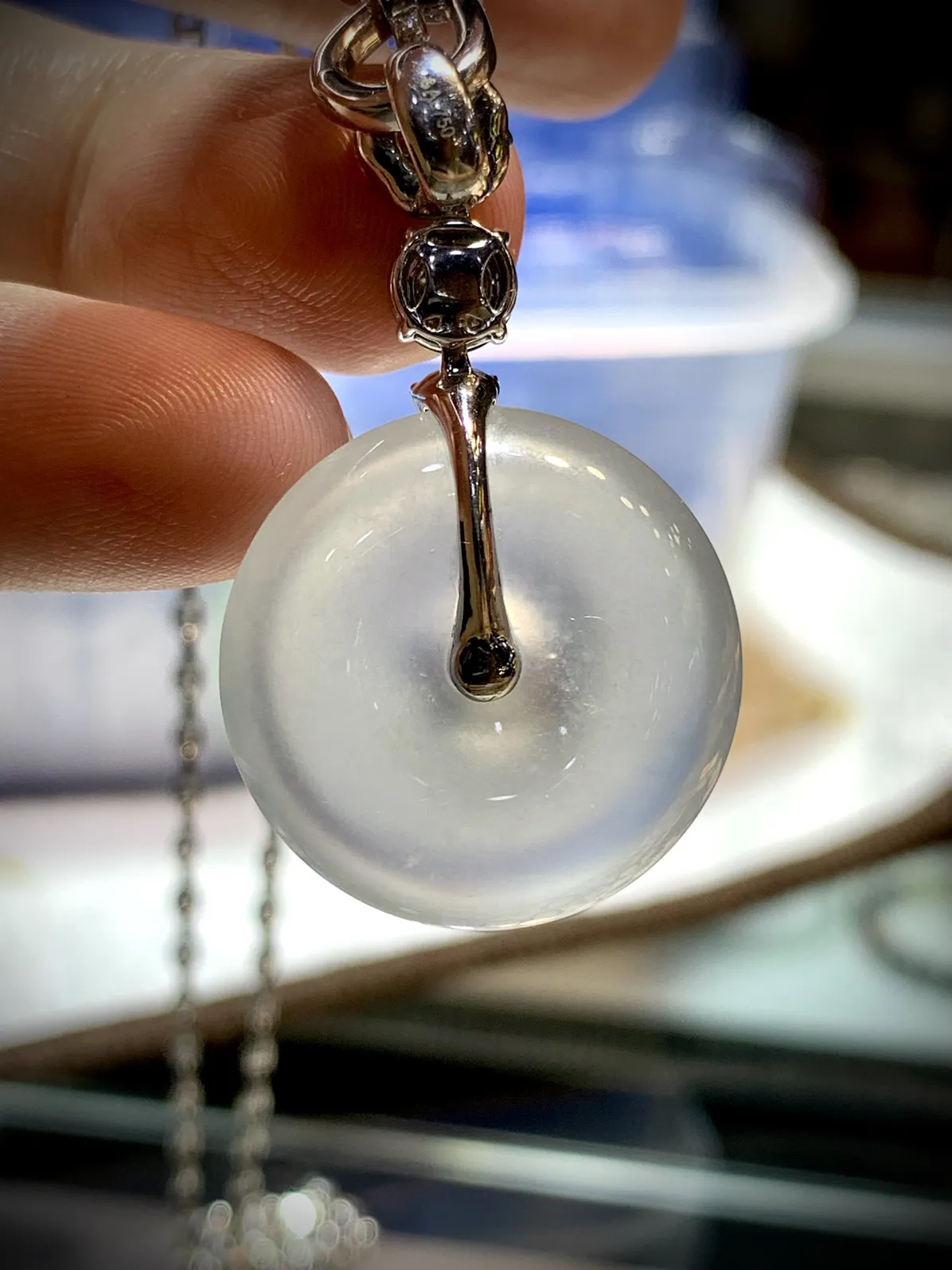 平安扣子，40-裸石24-6mm，
18K金，南非钻，翡翠绿蛋面，
不配图链