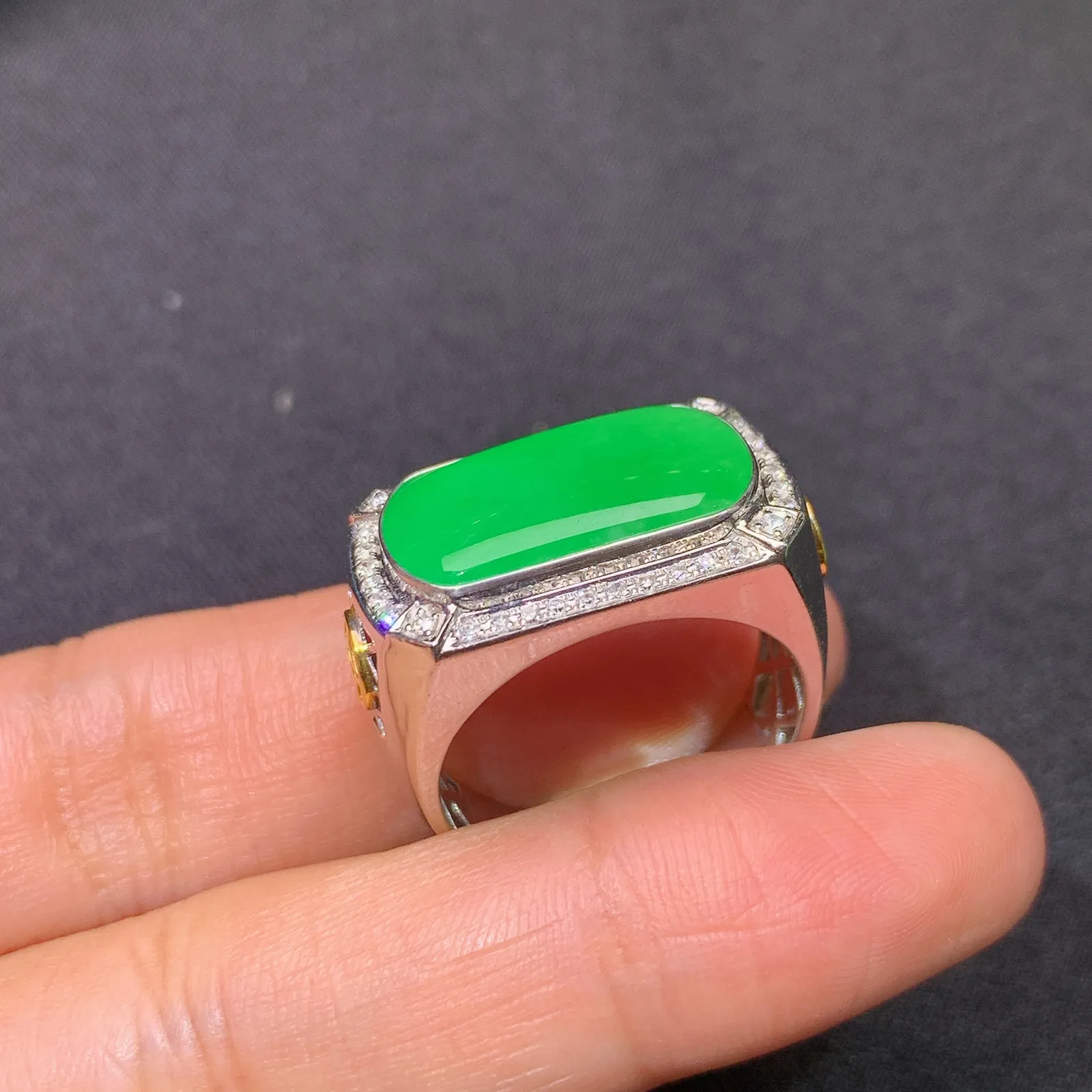 阳绿马鞍戒指 18k金镶嵌，简约时尚，冰润色阳，种水足 圈口20 裸石18*10*2