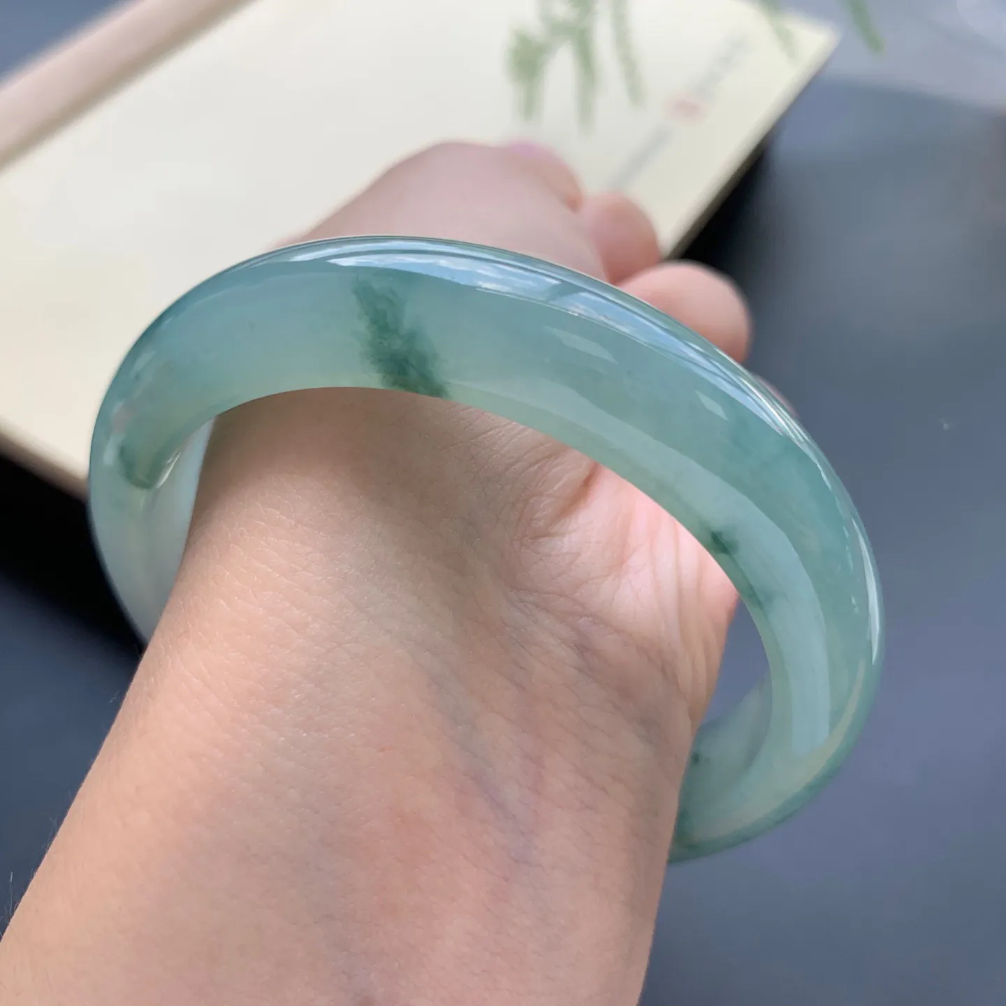 56圈口冰油飘花正圈手镯 尺寸：56-12.6-8.2，无纹裂，水润起胶，优雅迷人