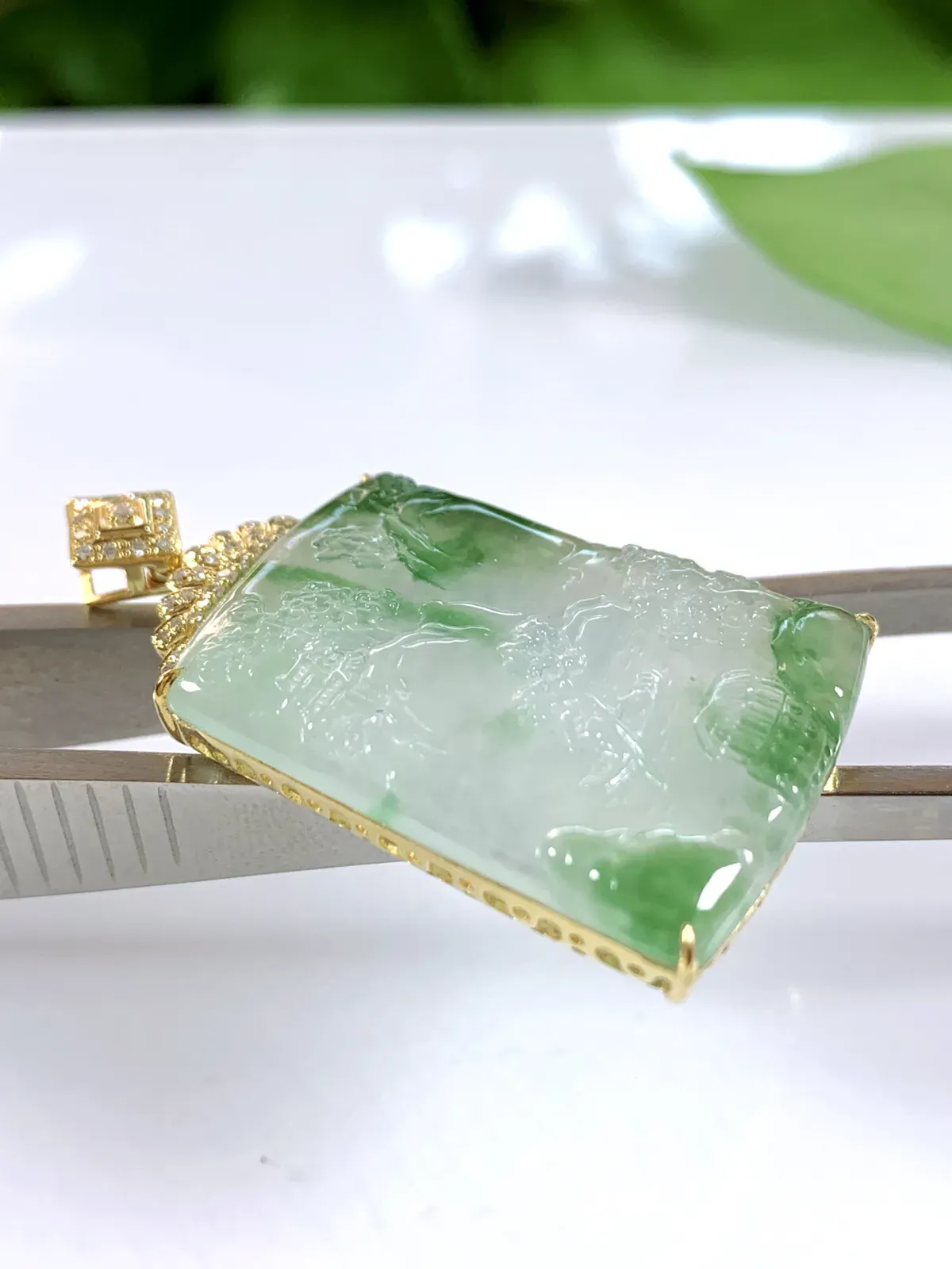 缅甸天然翡翠A货，18k金伴钻豪华镶嵌冰种起胶飘花山水牌吊坠挂件，尺寸：整体41/23/6mm，祼石29/23/3.3mm，重量：7.42g