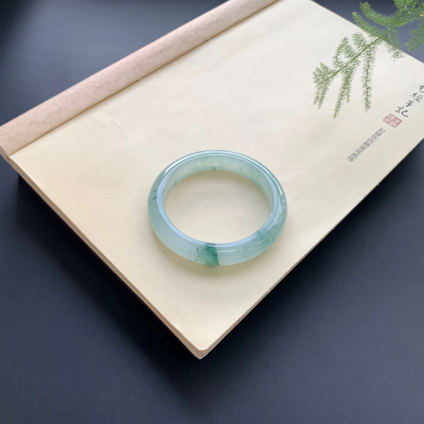 55.5圈口冰飘花正圈手镯 尺寸：55.5-11.6-8.5，无纹裂，花色灵动，胶感十足